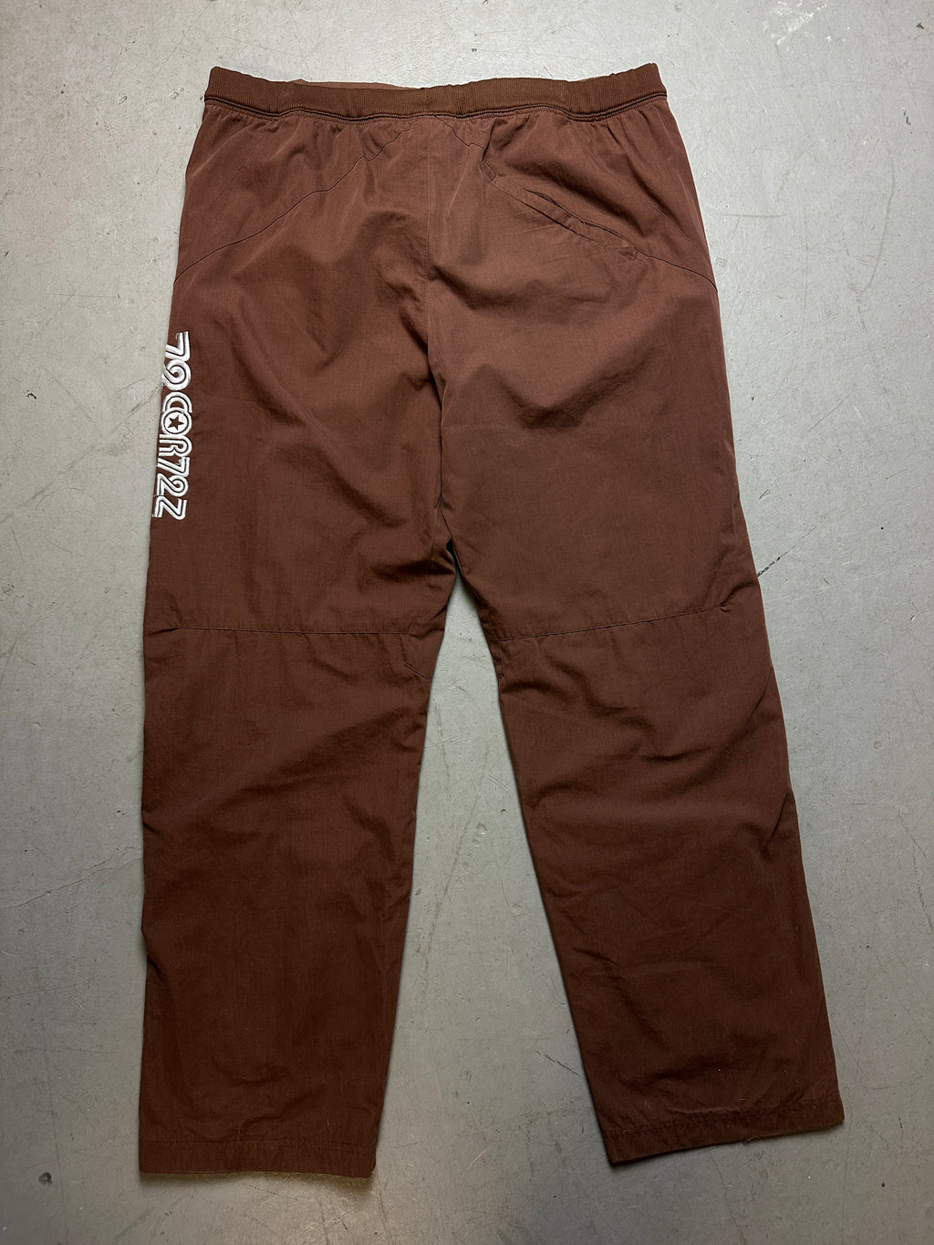 Produktbild Vintage Brown Nike Track Pants von hinten 
