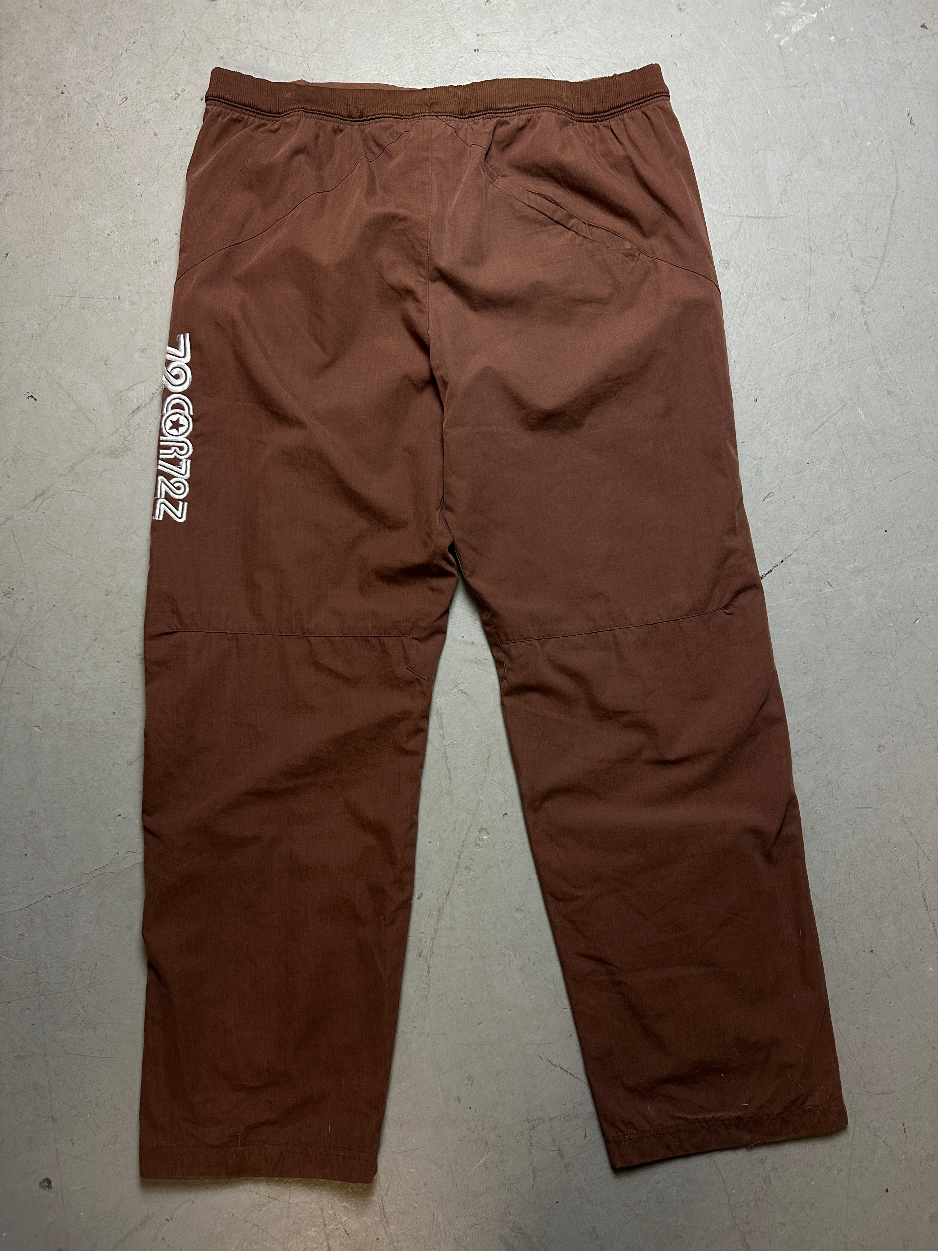 Produktbild Vintage Brown Nike Track Pants von hinten 