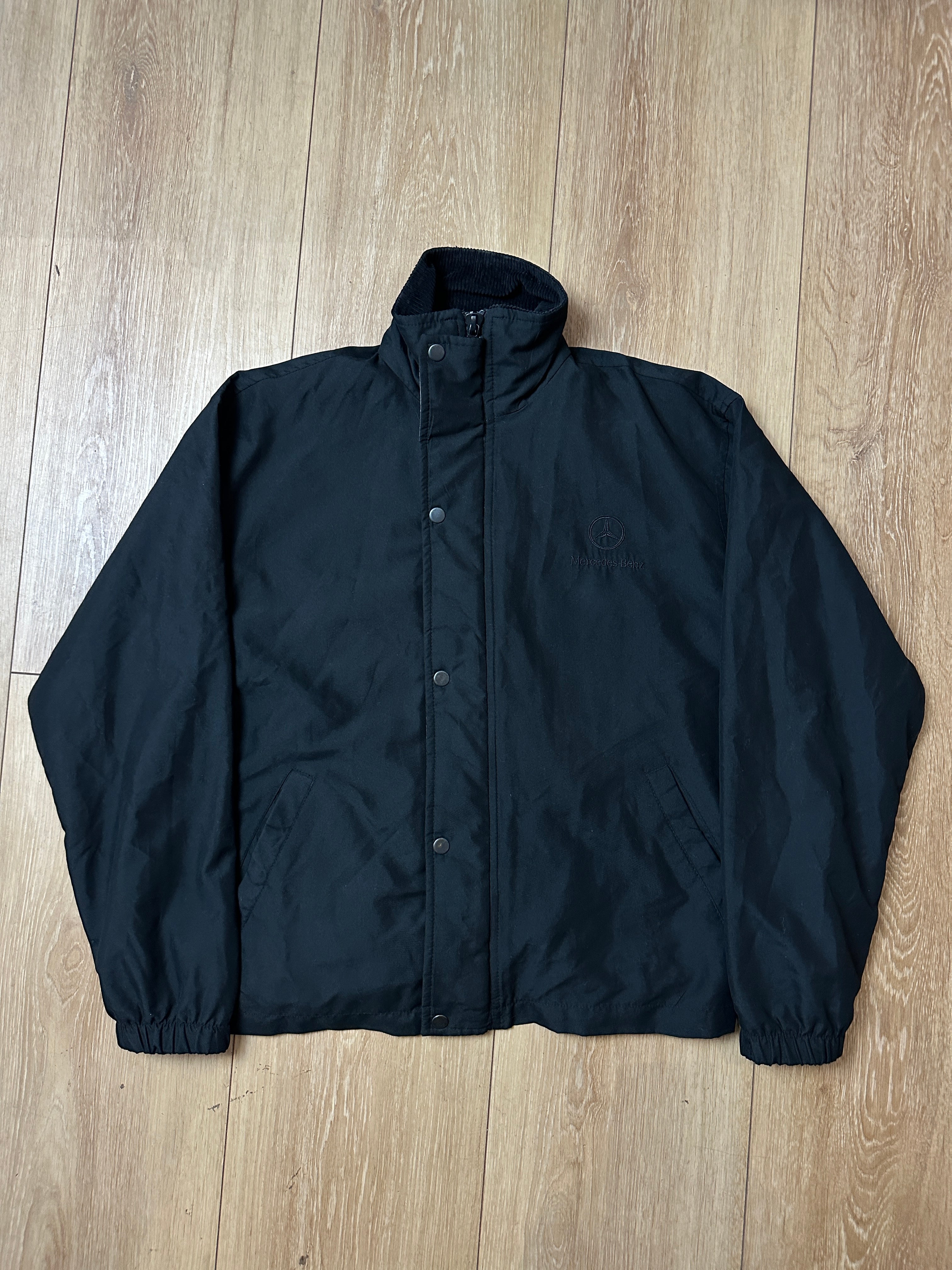 Produktbild von einer Vintage Black Mercedes Benz Jacket von vorne