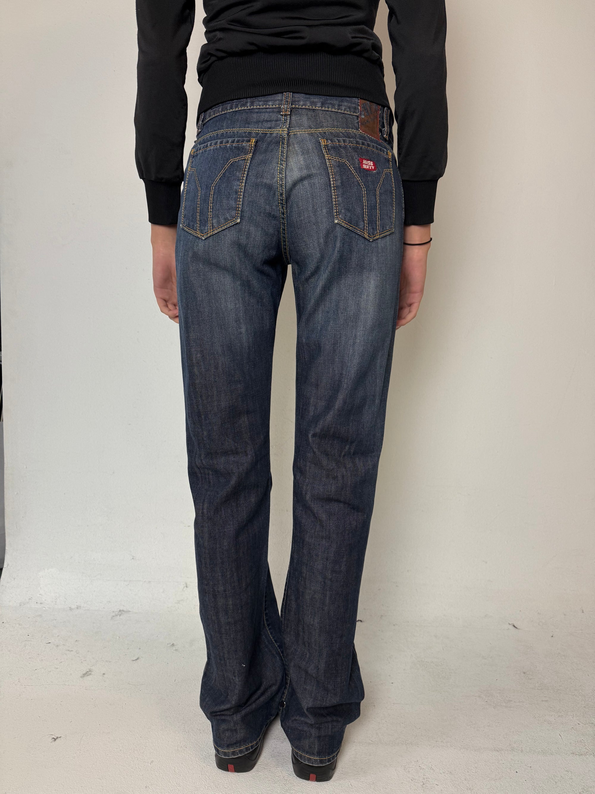 Eine dunkelblaue bootcut denim eans von miss sixty 