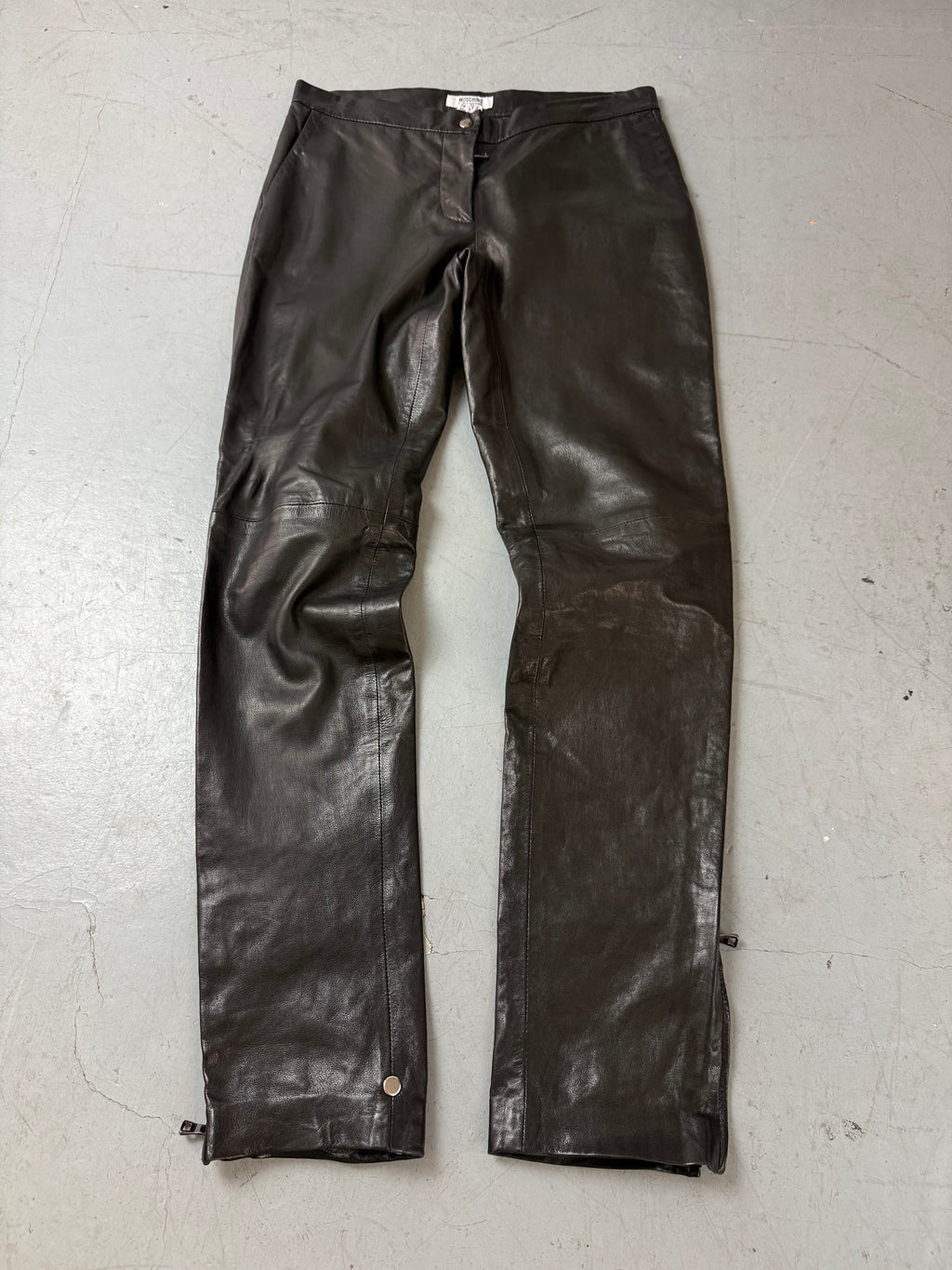 Vintage Moschino Black Leather Pants für Herren. Secondhand Y2K 2000s Fashion