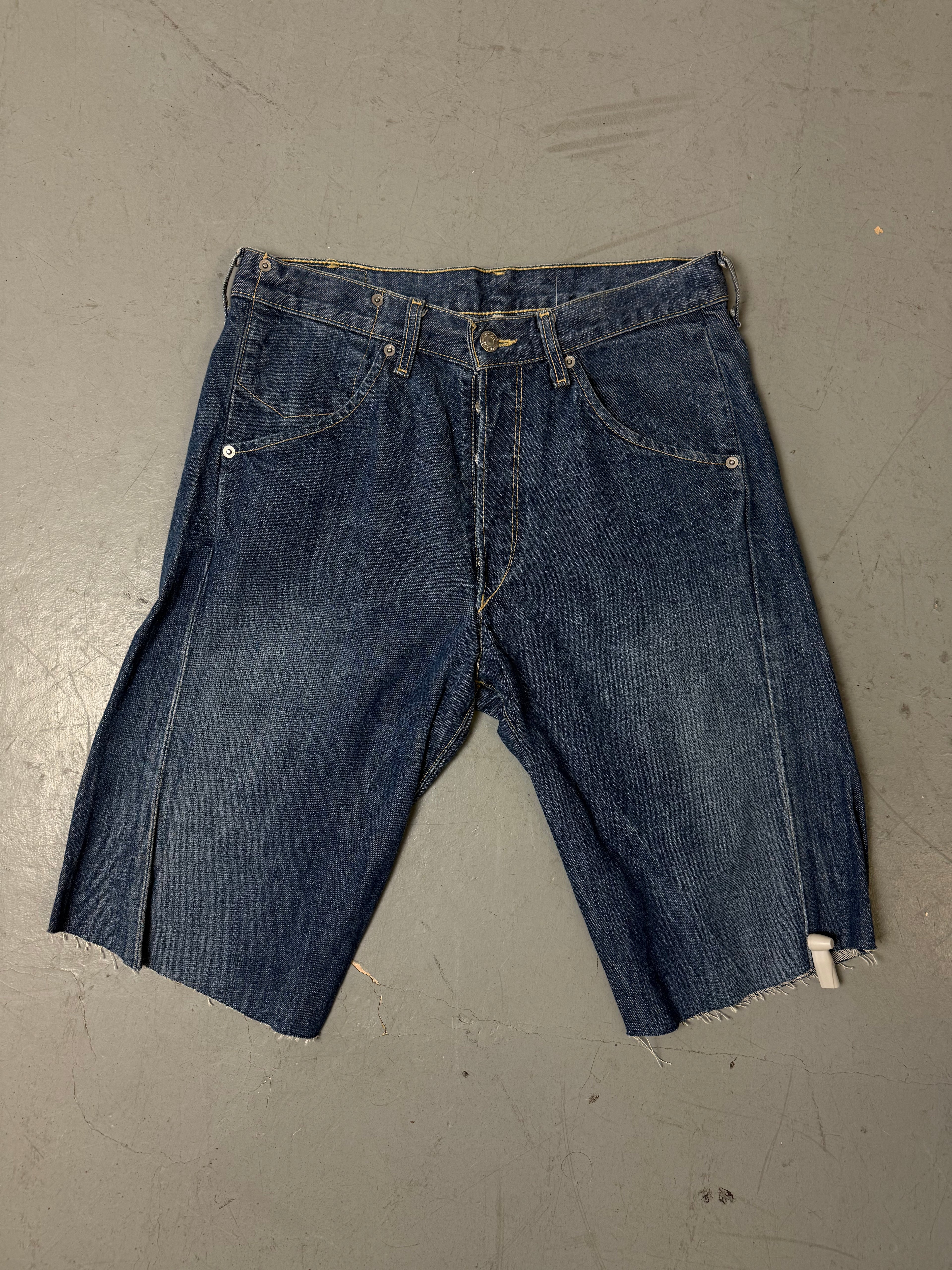 Eine dunkelblaue Levi’s Jorts in M/L