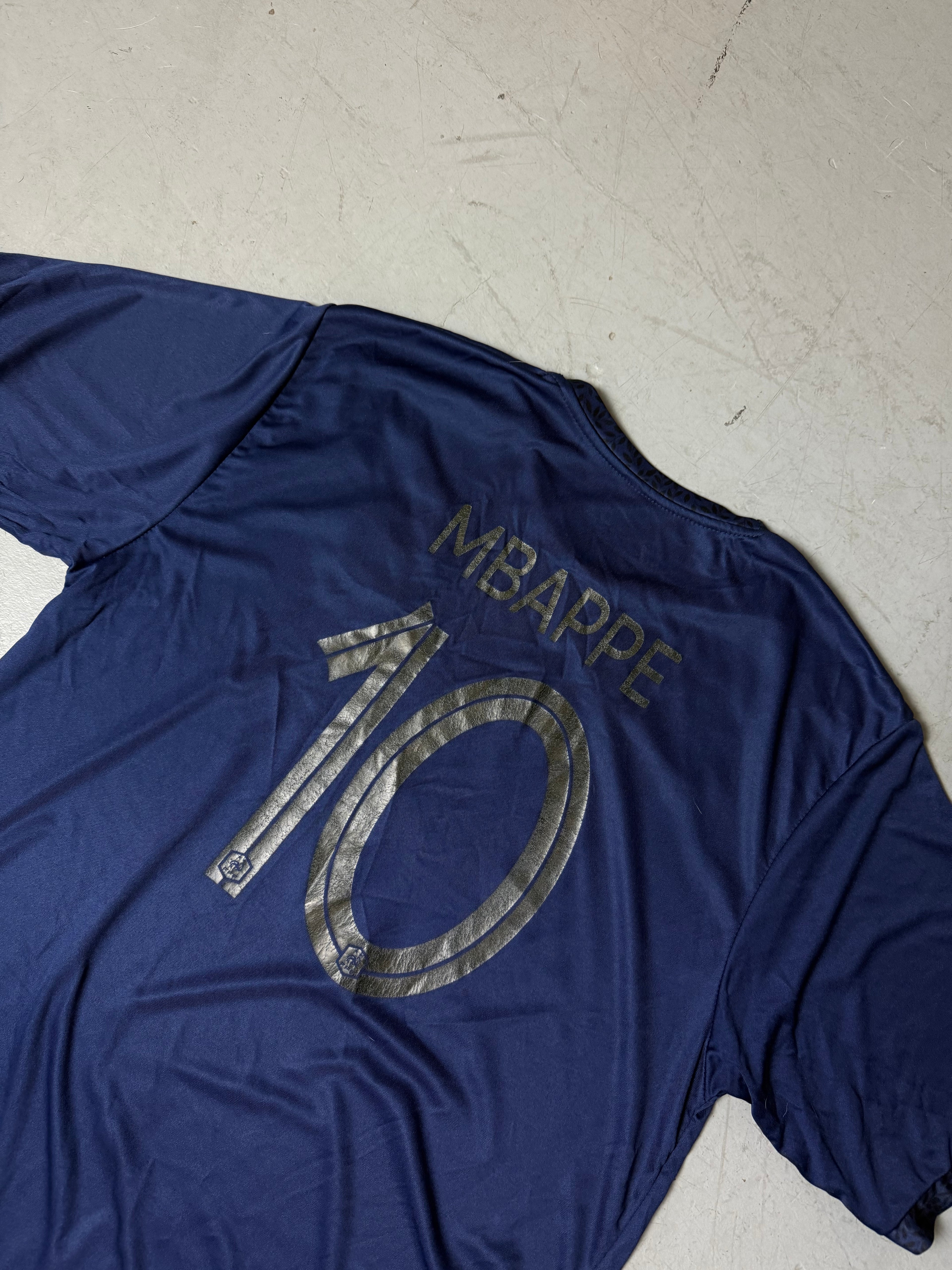 Ein blaues Nike Frankreich Fußball Trikot von Frankreich mit Mbappe auf dem Rücken 