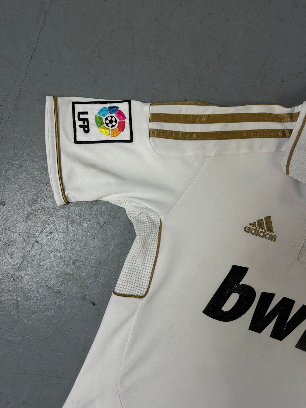 Ein Real Madrid Trikot von Adidas in weiß Gold mit Ronaldo auf dem Rücken in XS