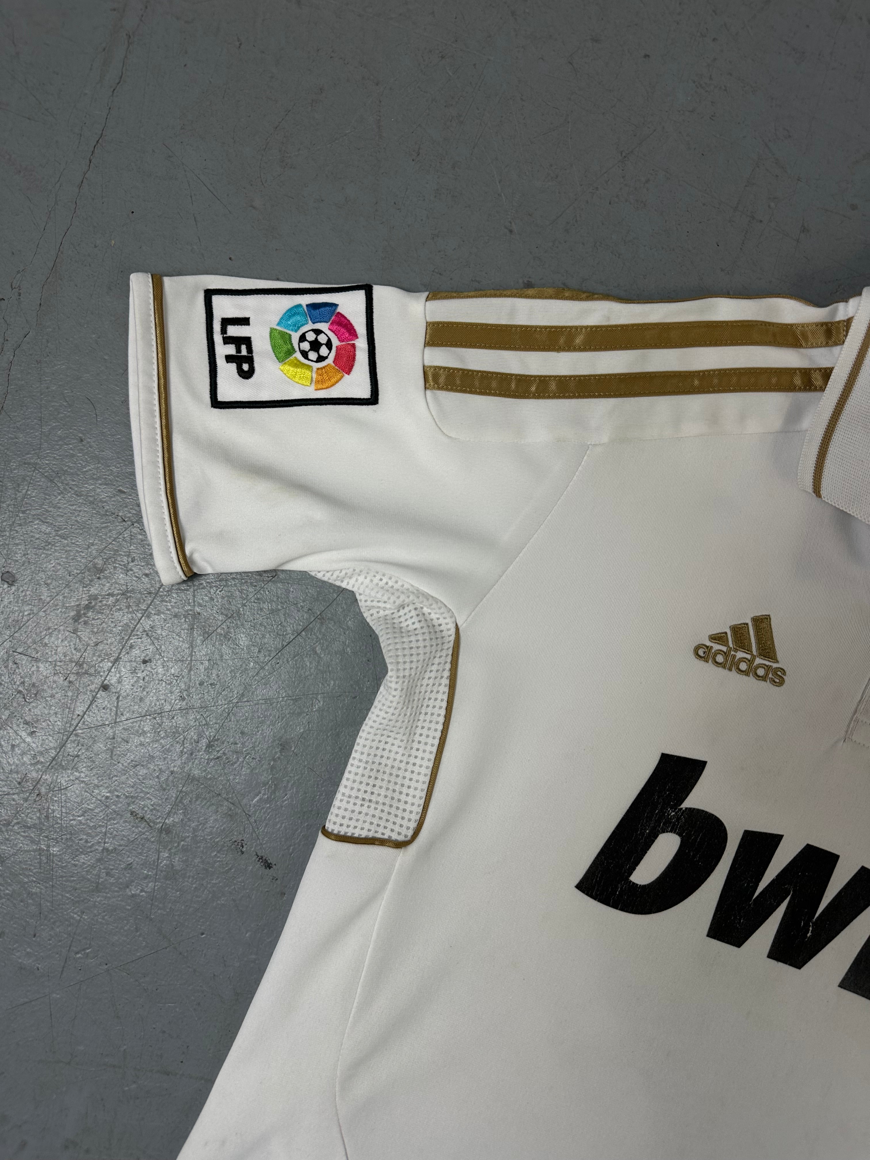 Ein Real Madrid Trikot von Adidas in weiß Gold mit Ronaldo auf dem Rücken in XS