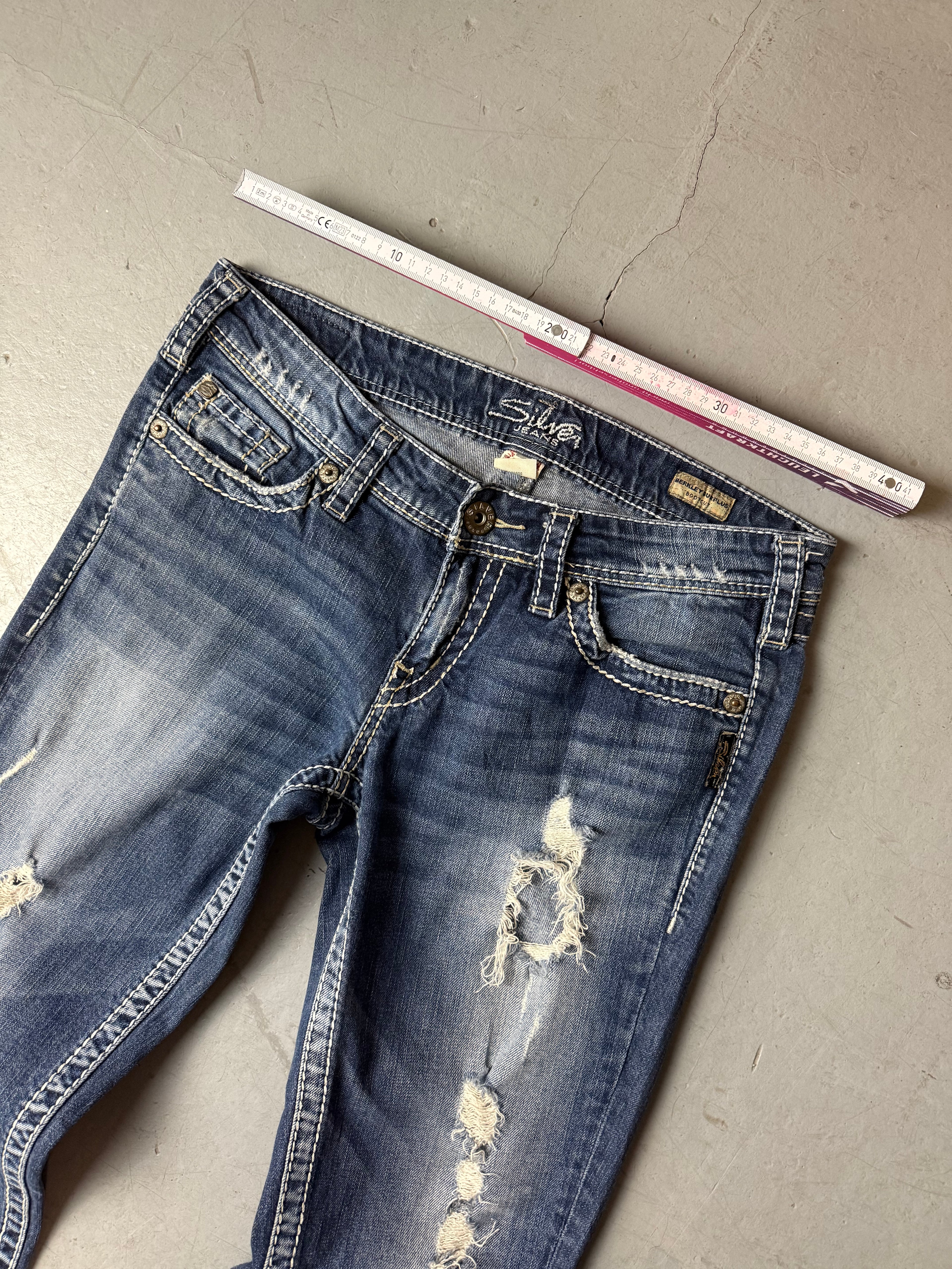 Vintage Silver Jeans Ripped Low Waist Bootcut Denim für Damen. Y2K 2000s Fashion