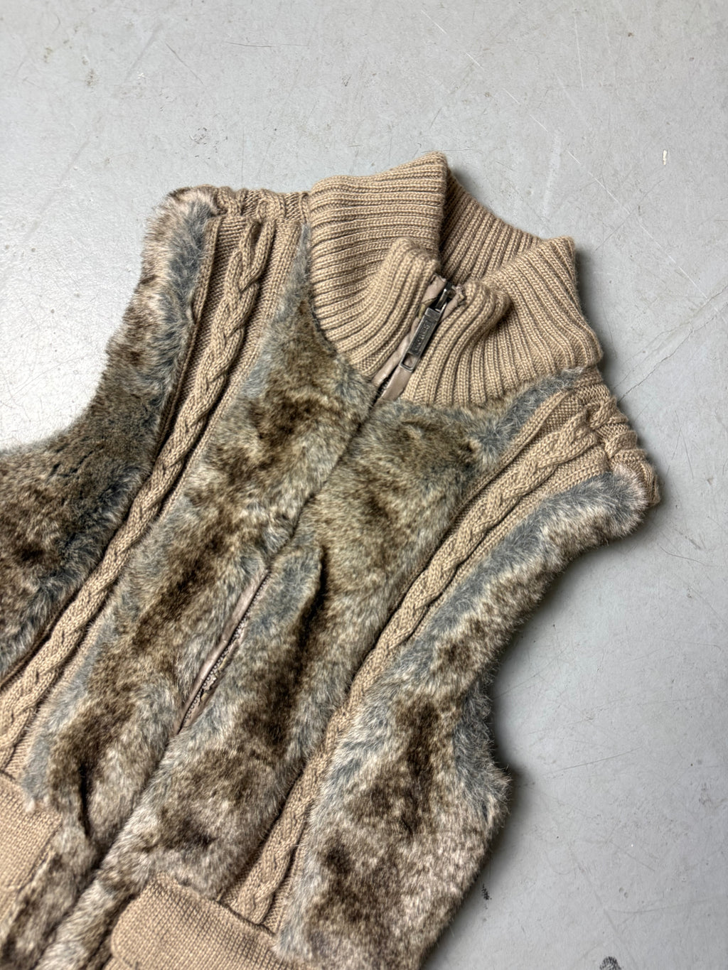 Detailbild von einer Vintage Brown Faux Fur Knit Vest von Kragen