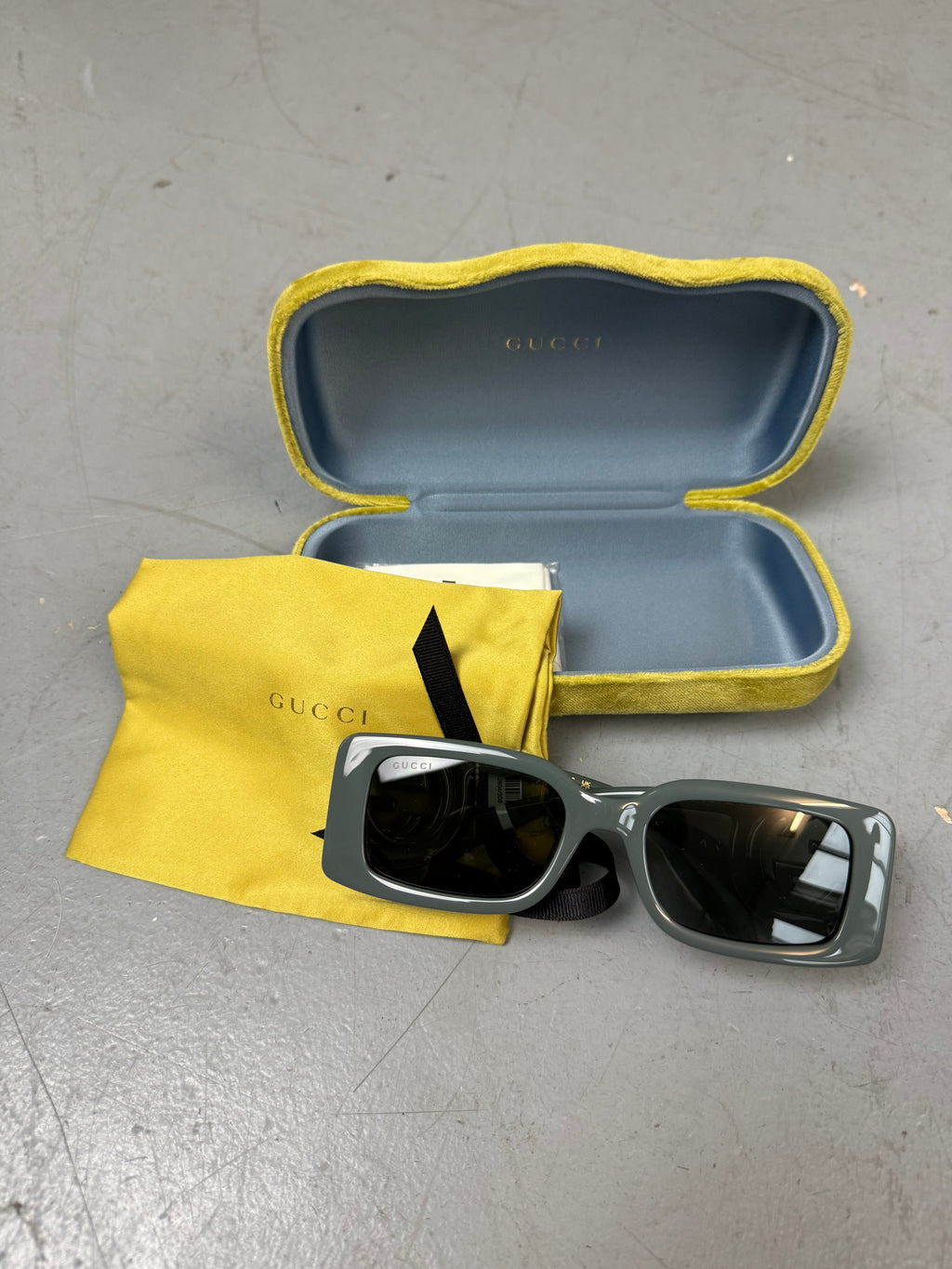 Graue rechteckige Sonnenbrille von gucci mit dickem Gestell 