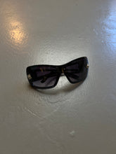 Laden Sie das Bild in den Galerie-Viewer, Produktbild von Vintage Sunglasses vor grauem Boden