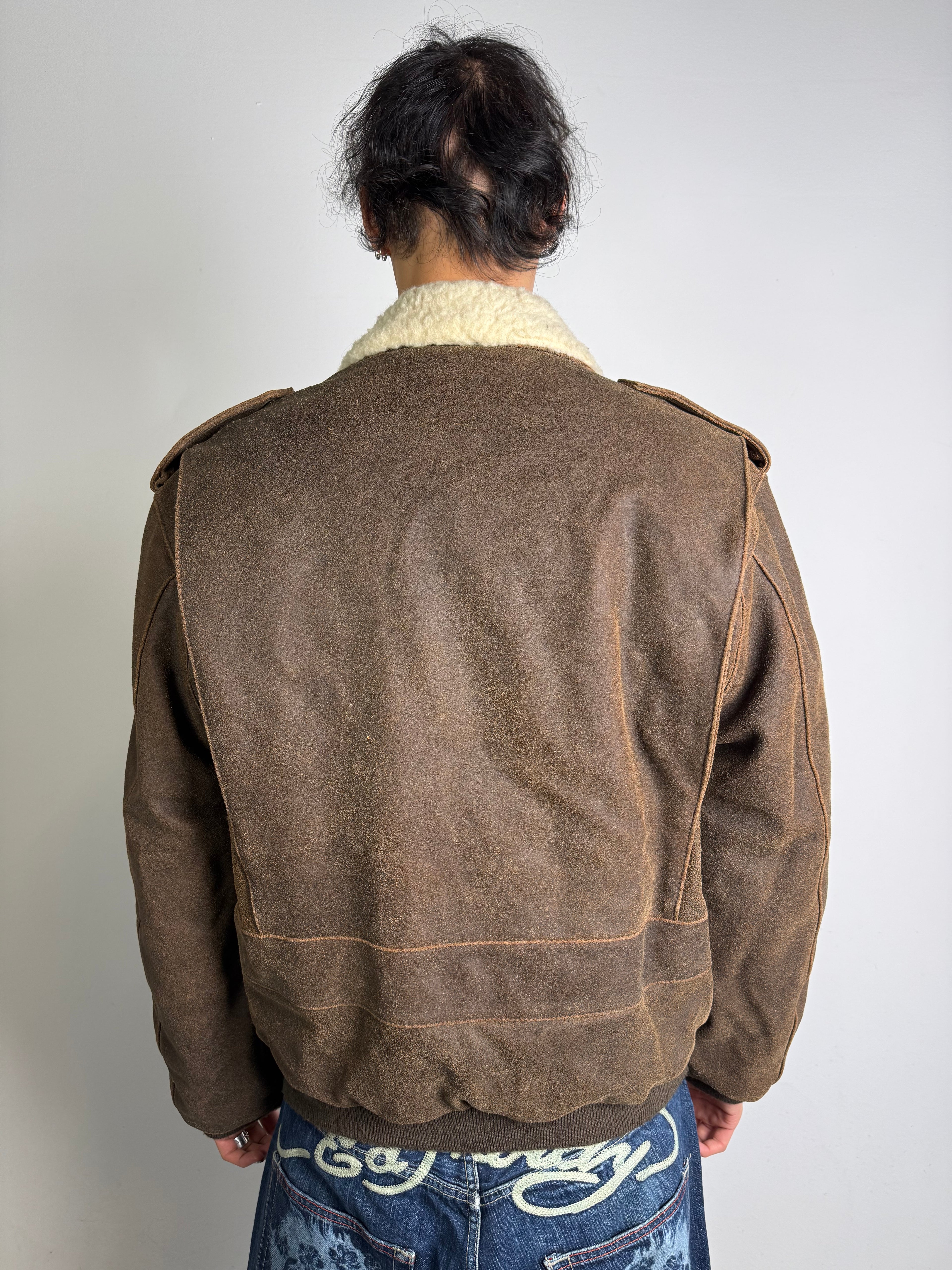 Tragebild von einer Vintage Heavy Brown Leather Jacket von Hinten
