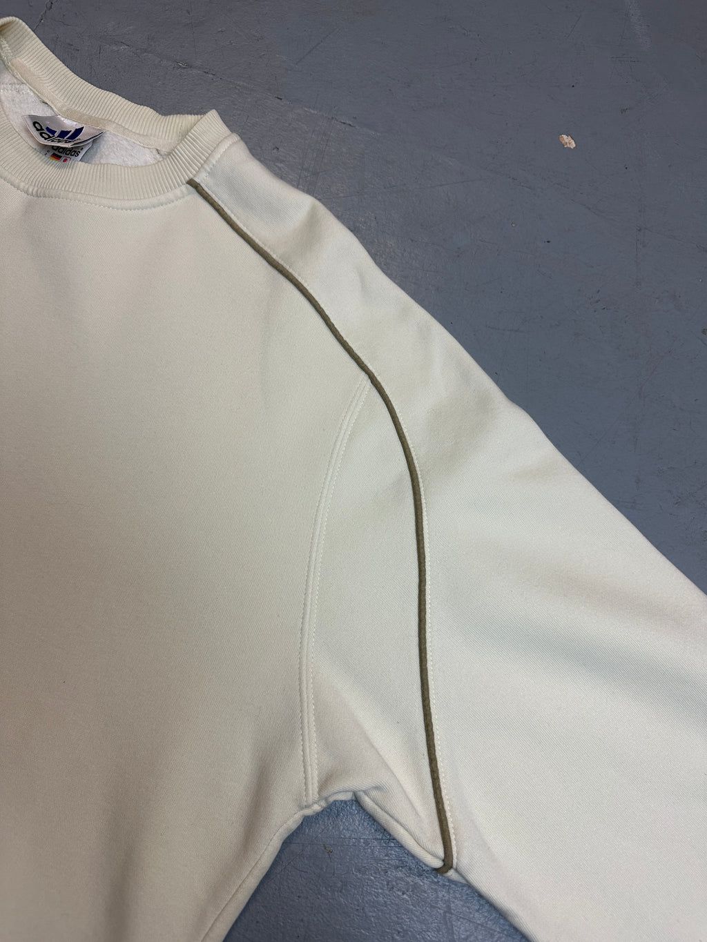 Vintage Adidas Cream Crewneck Sweater 2002 für Männer. Y2K Secondhand 2000s Fashion