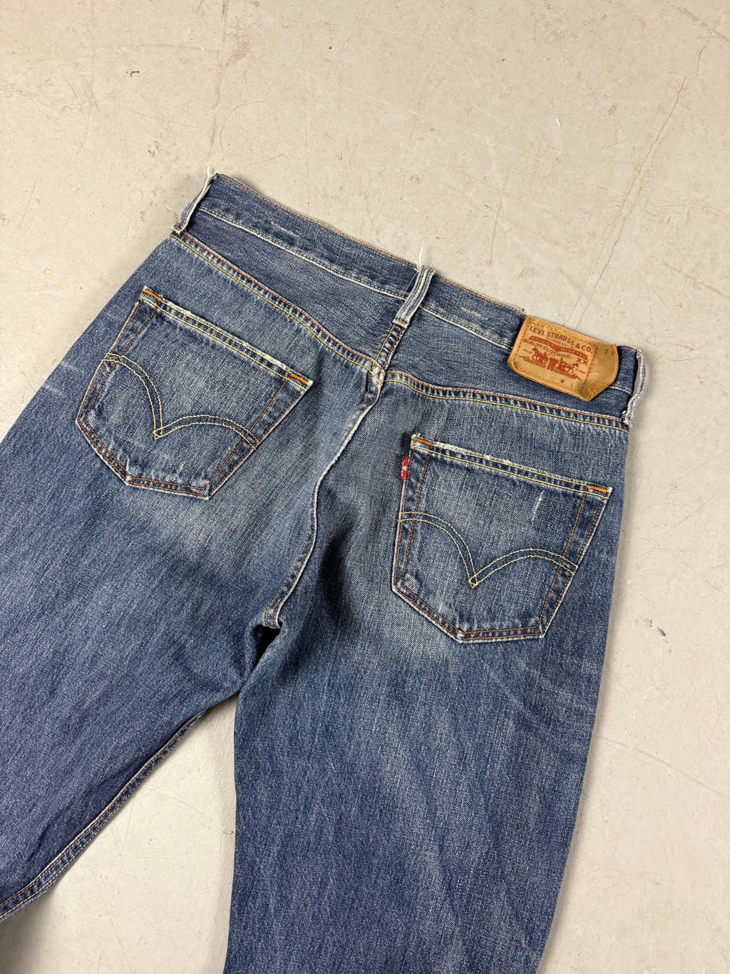 Detailliertes Produktbild von Vintage Levi’s Dark Blue Straight Fit Denim S/M von vorne