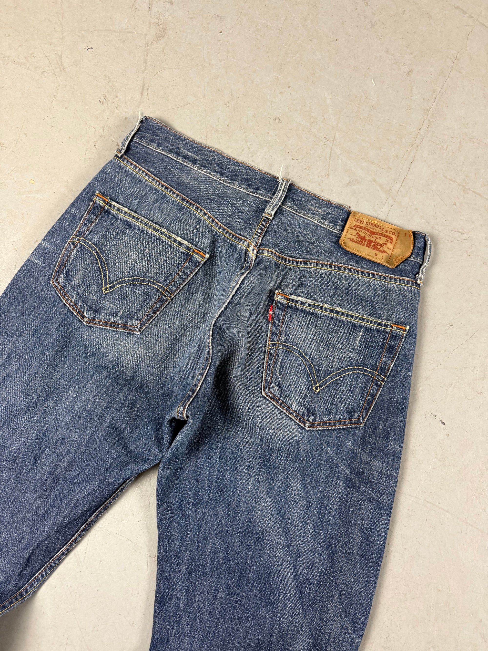 Detailliertes Produktbild von Vintage Levi’s Dark Blue Straight Fit Denim S/M von vorne