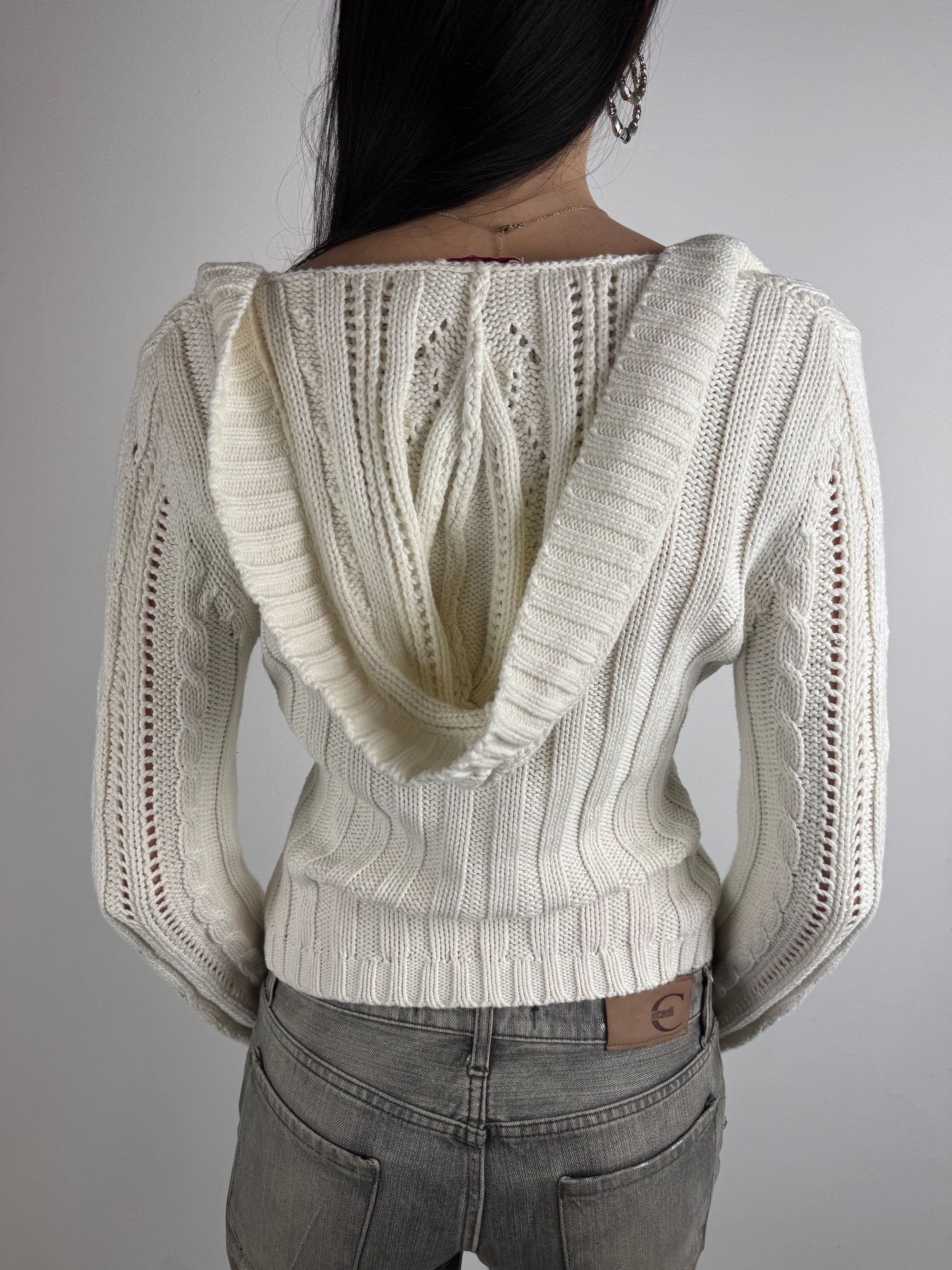 Ein weißer Strickpullover mit Kaputze y2k vintage