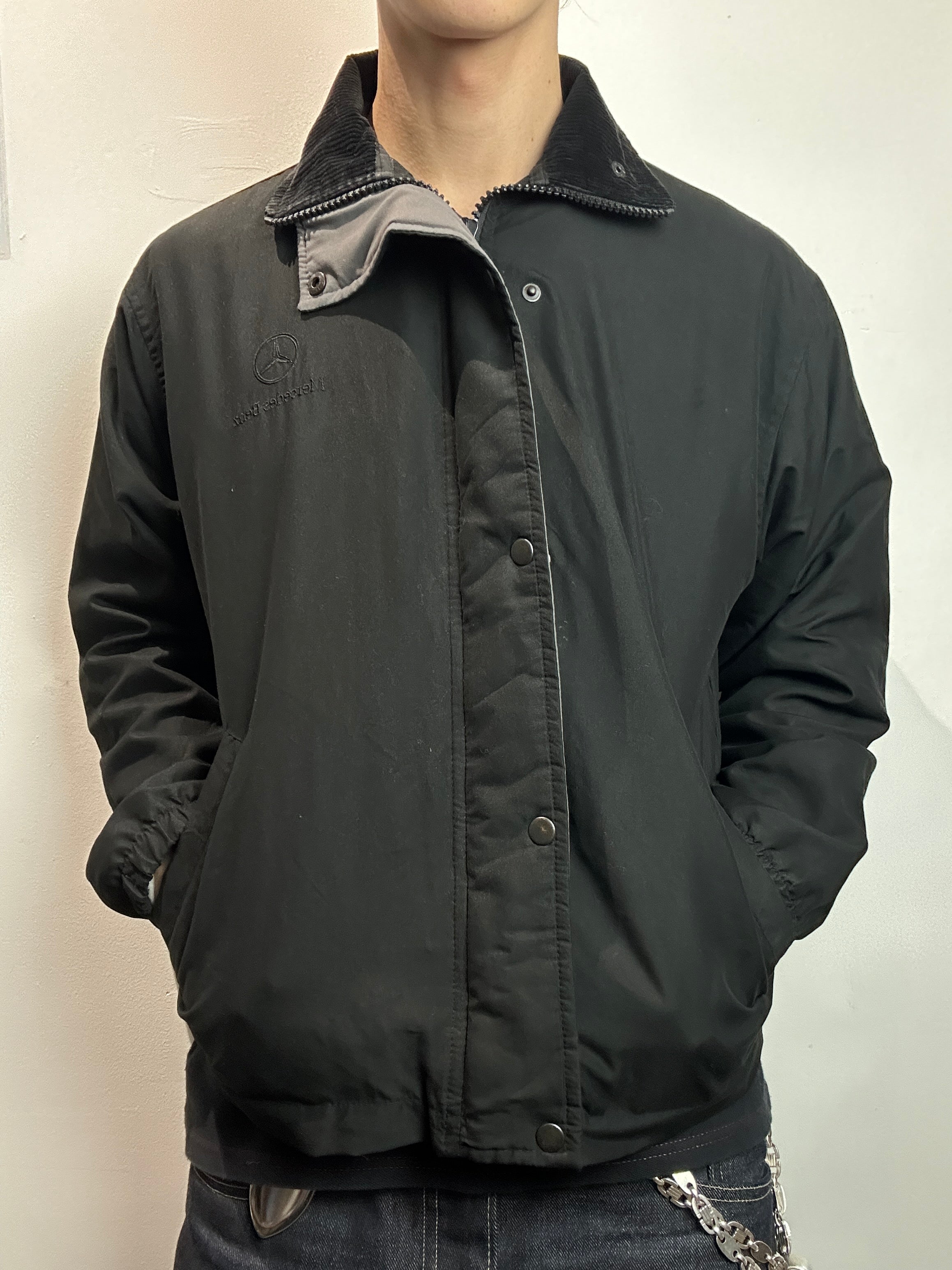 Tragebild von einer Vintage Black Mercedes Benz Jacket von vorne