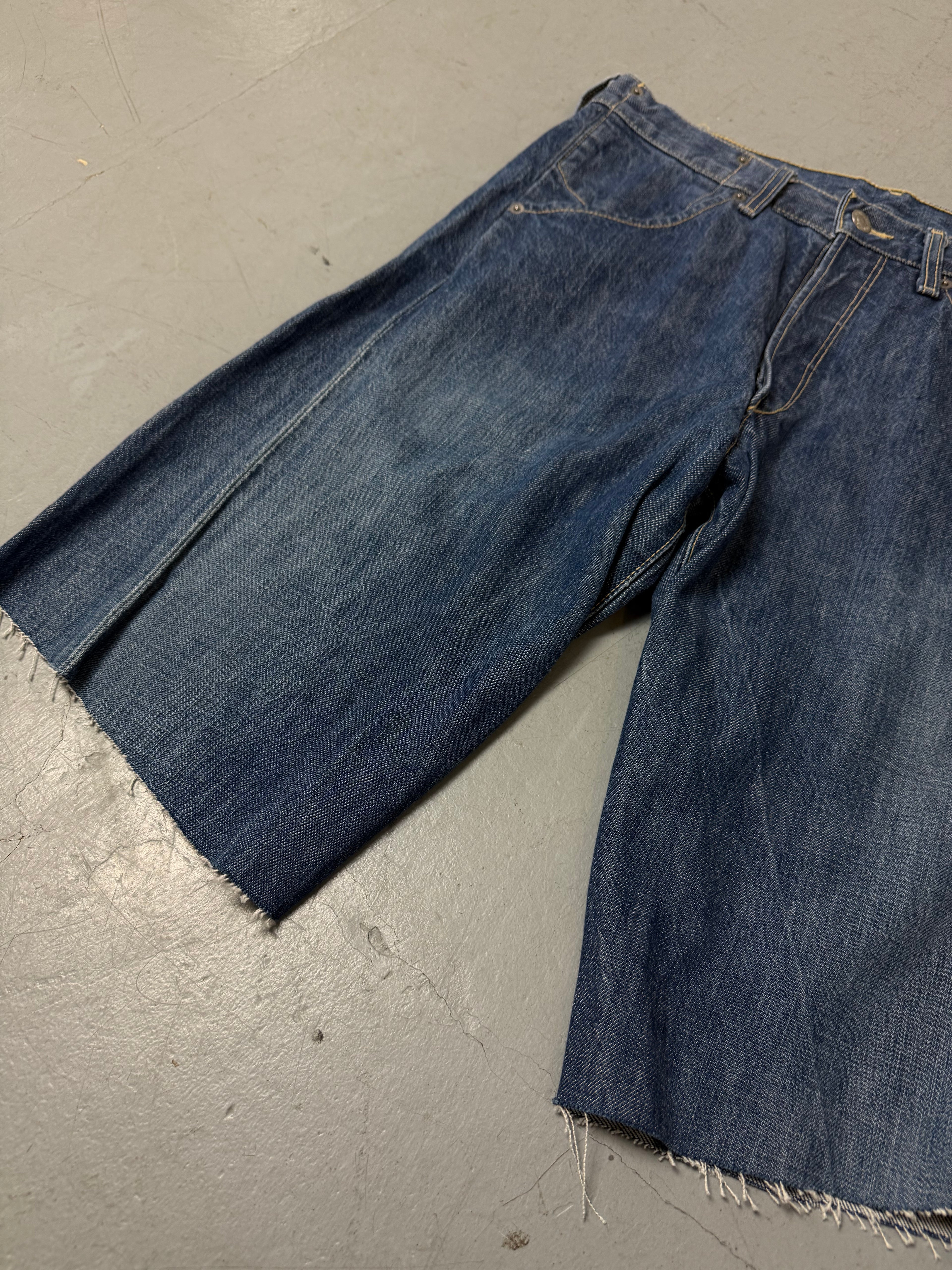 Eine dunkelblaue Levi’s Jorts in M/L