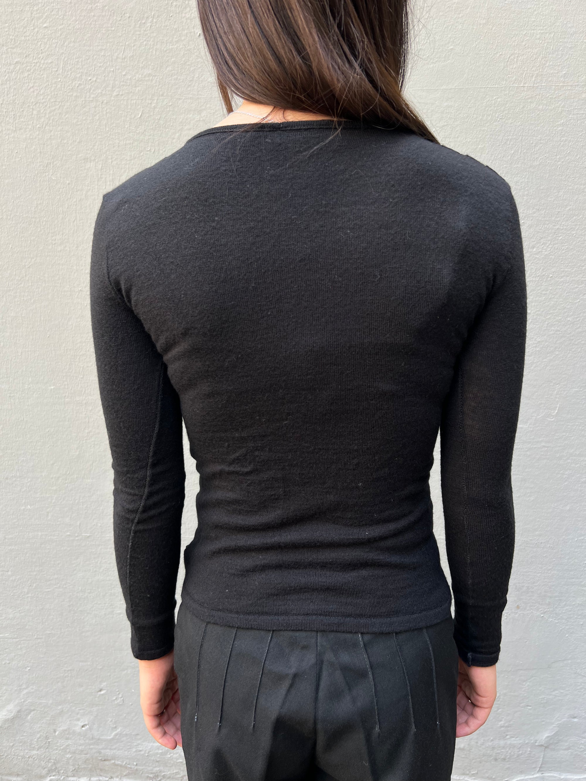 Tragebild von schwarzem Langarm top hinten 