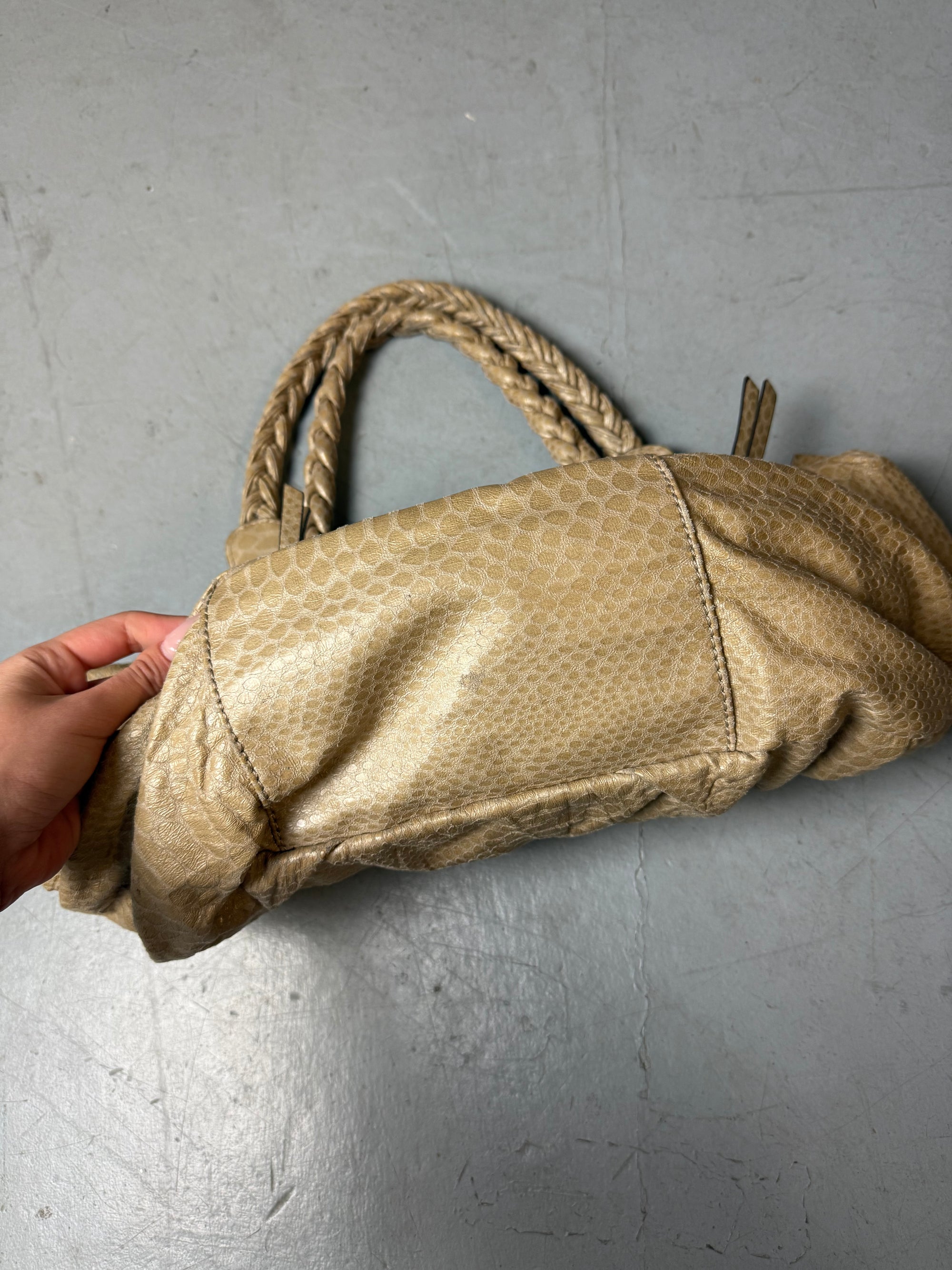 Detailbild von einer Vintage Guess Y2K Beige Snake Optic Bag von Taschenunterseite