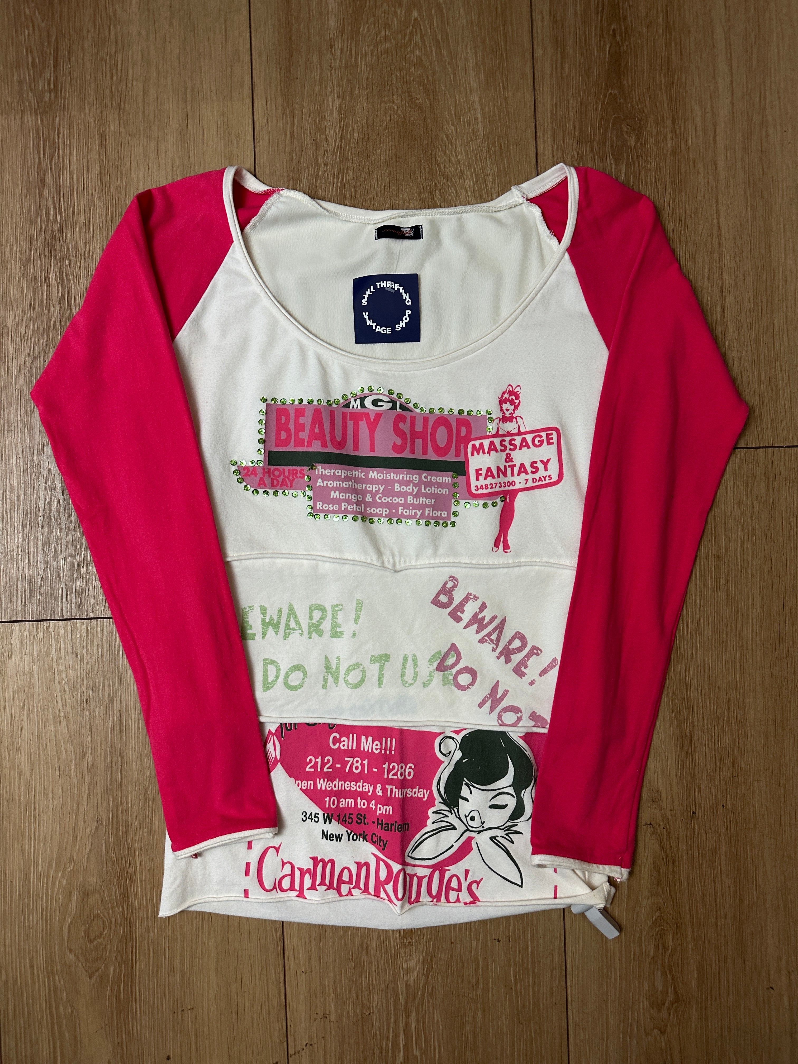 Ein Y2K Longsleeve in pink und weiß mit diversen Prints in L