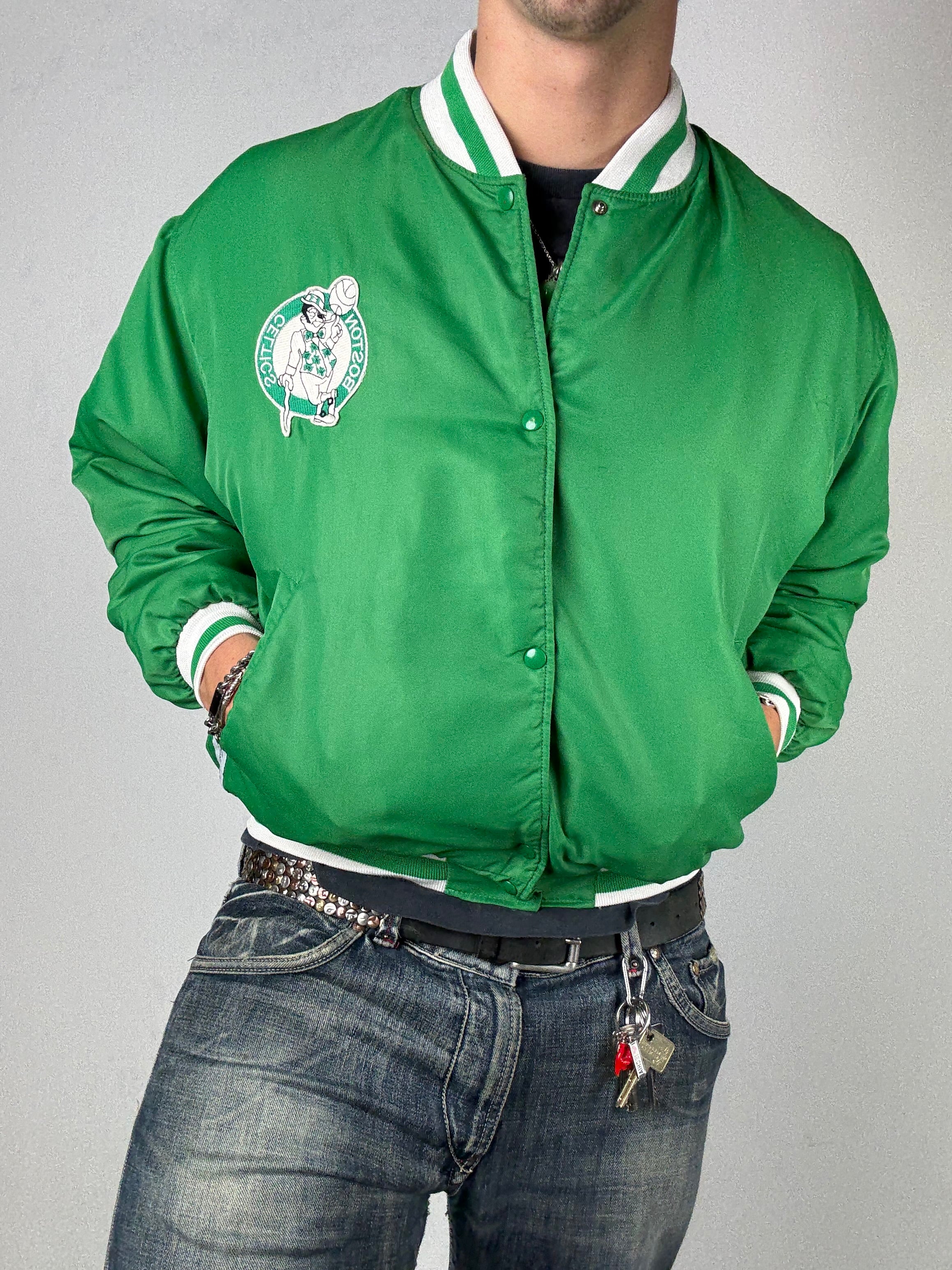 Tragebild von NBA Boston Celtics Green Bomber Jacket von vorne
