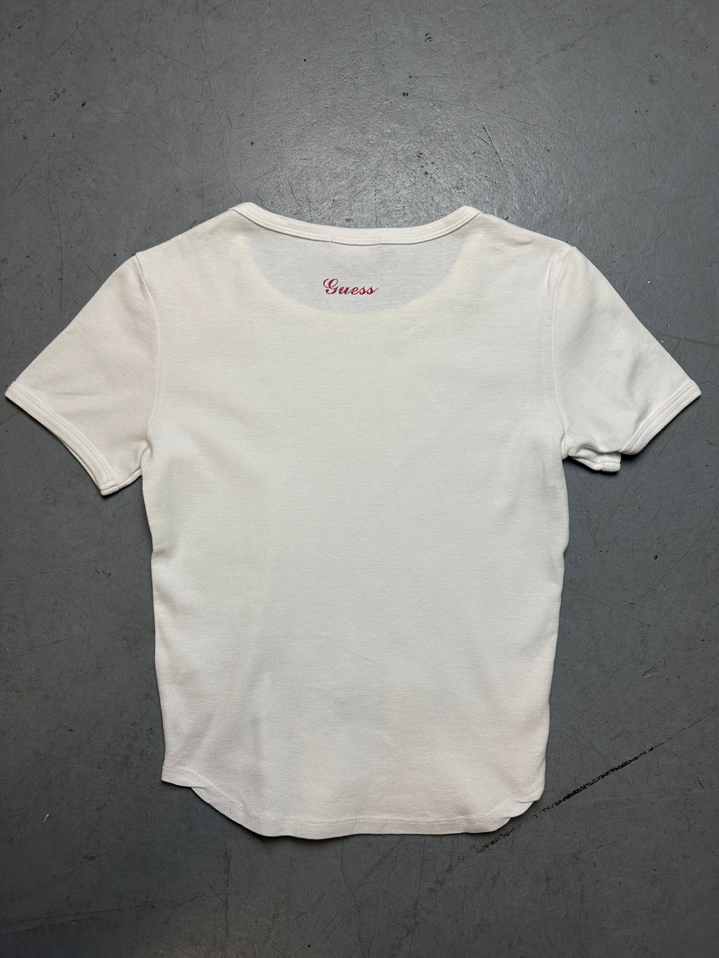 Produktbild von einem Vintage Guess Baby Tee von hinten
