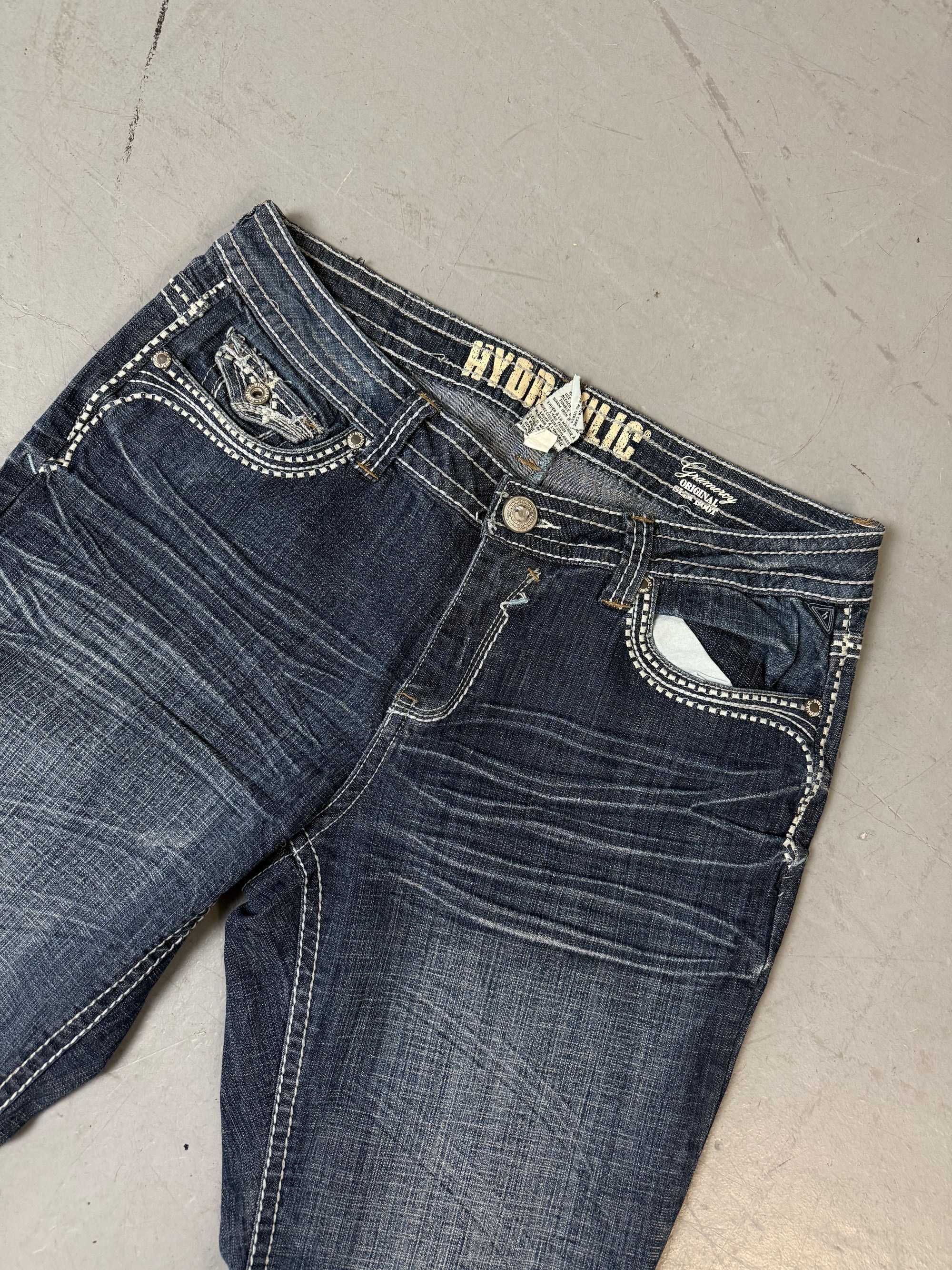 Eine vintage y2k low waist blaue jeans mit stitching auf den Backpockets 
