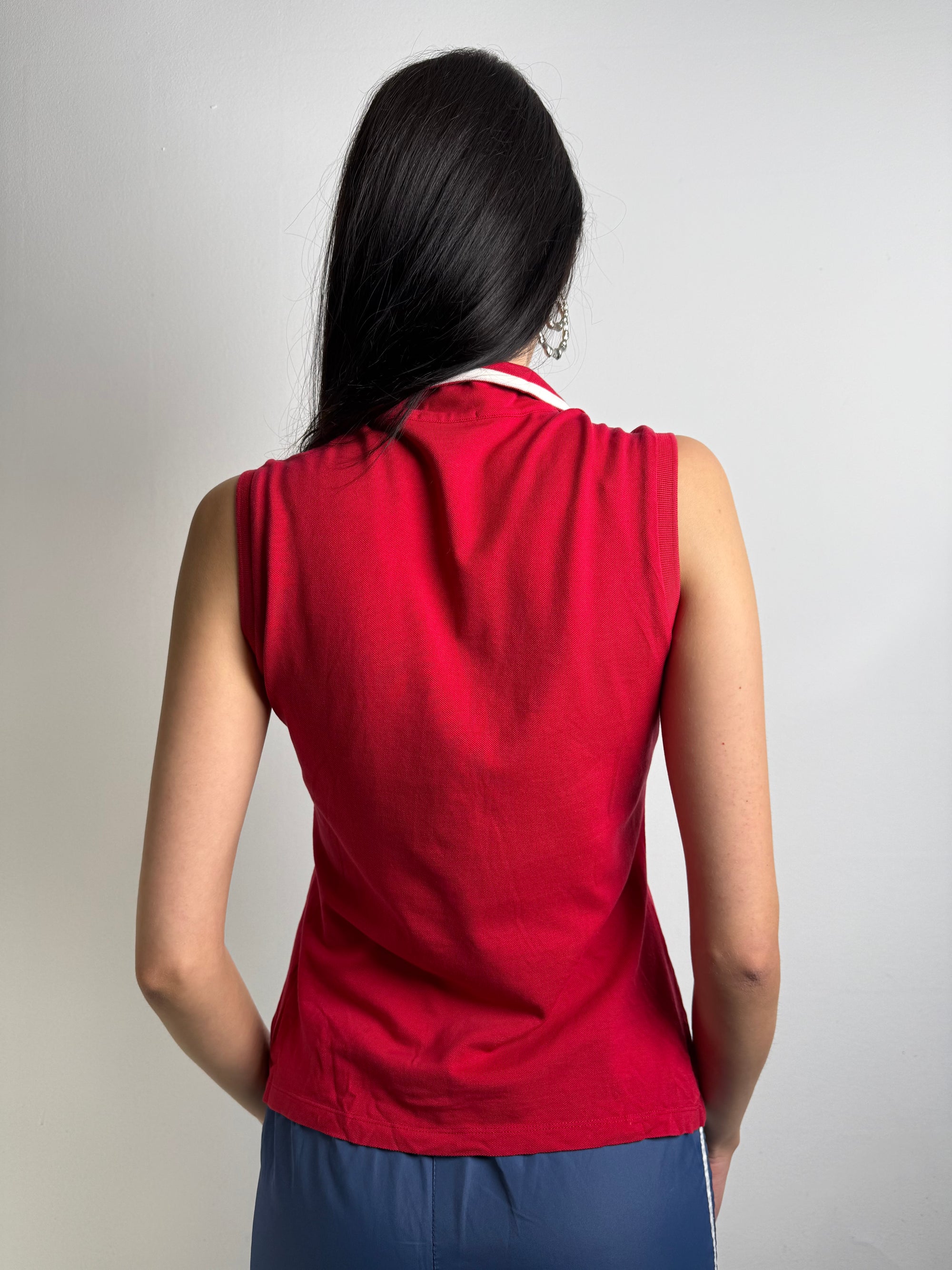 Tragebild vonVintage Moncler Sleeveless Red and White Polo S von hinten