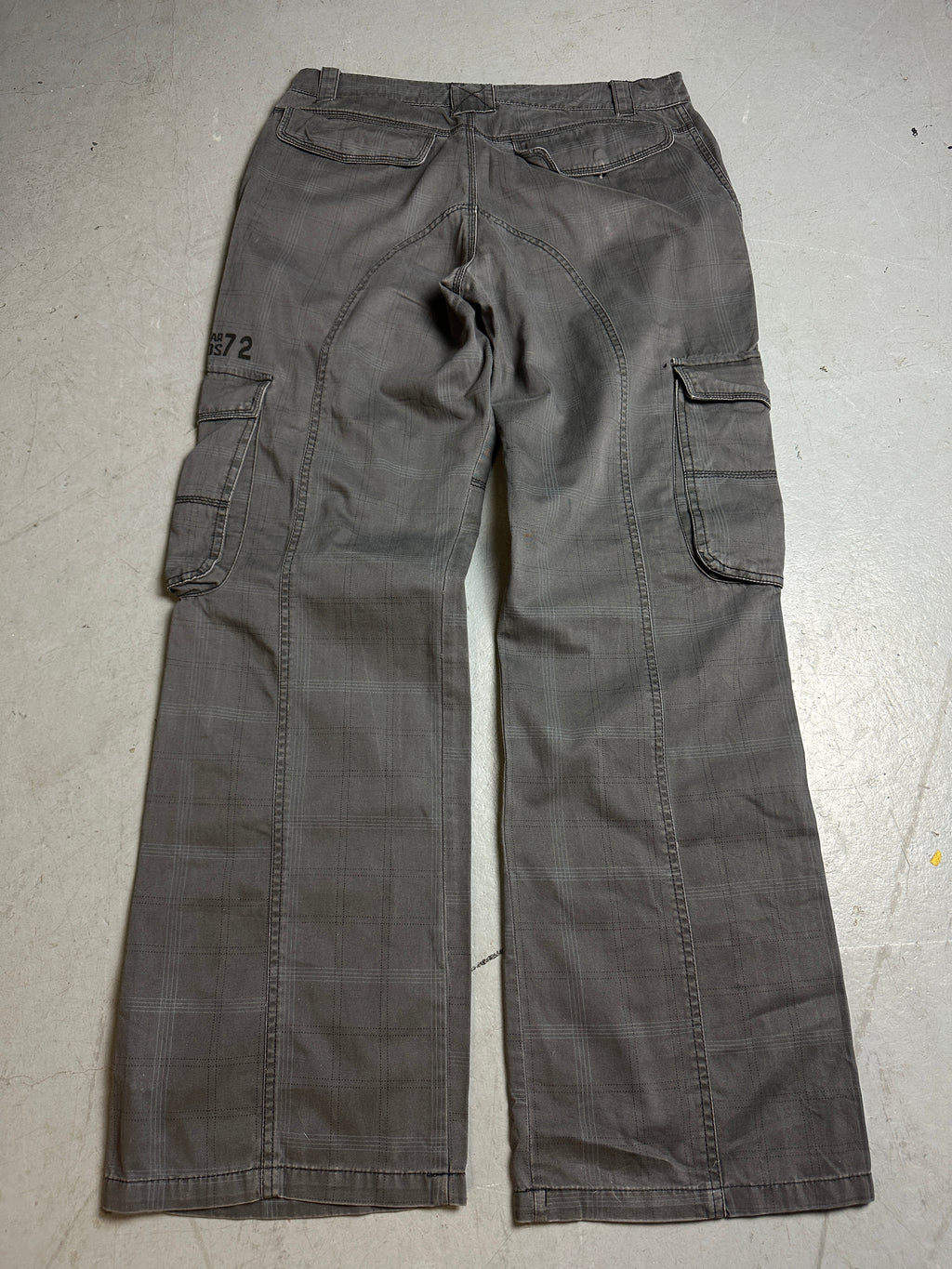 Productbild von Vintage Dark Grey Cargo Pants M/L von hinten