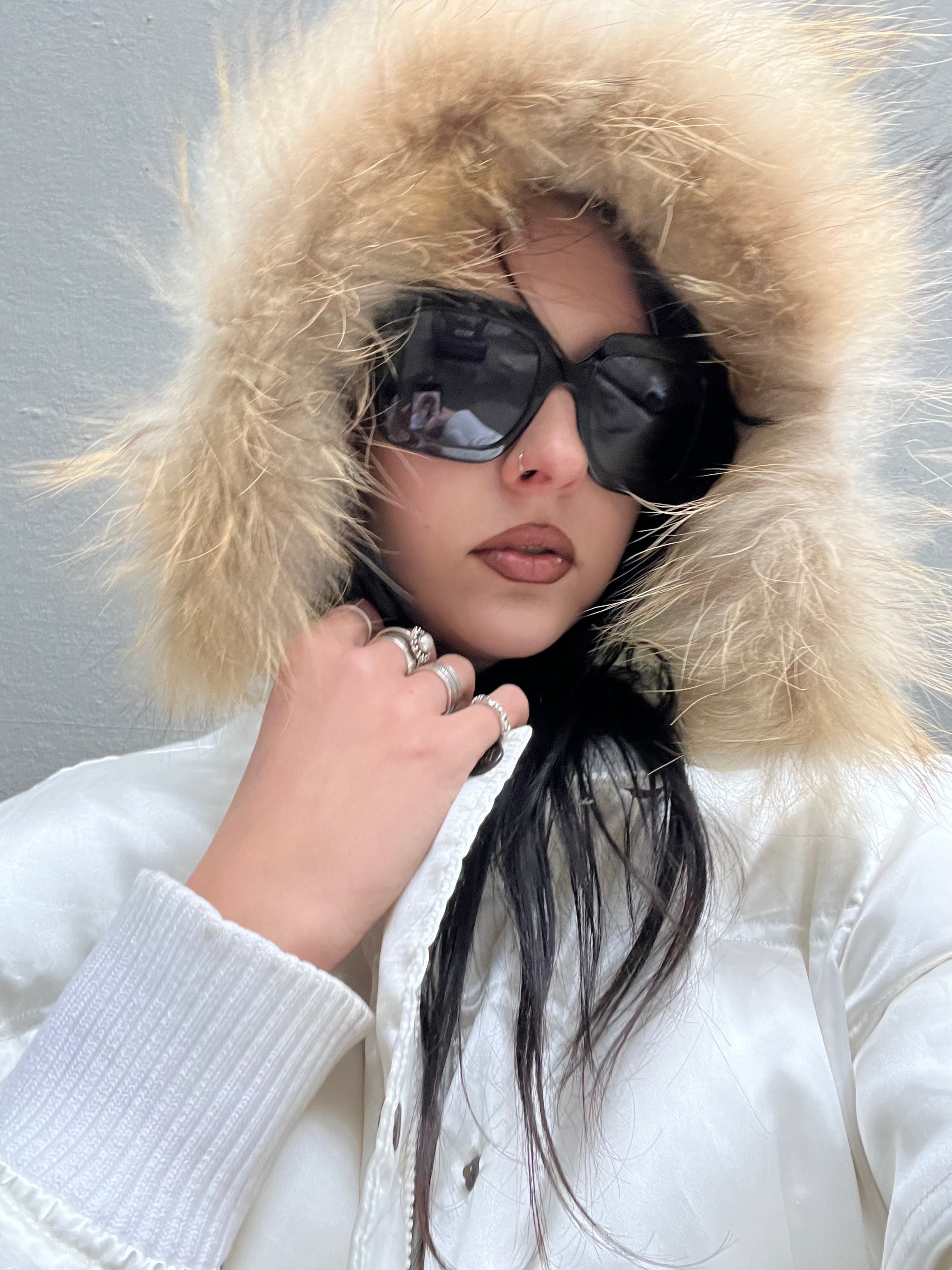 Tragebild der Gucci Sunglasses in Schwarz von vorne an einem Weiblichem Model.