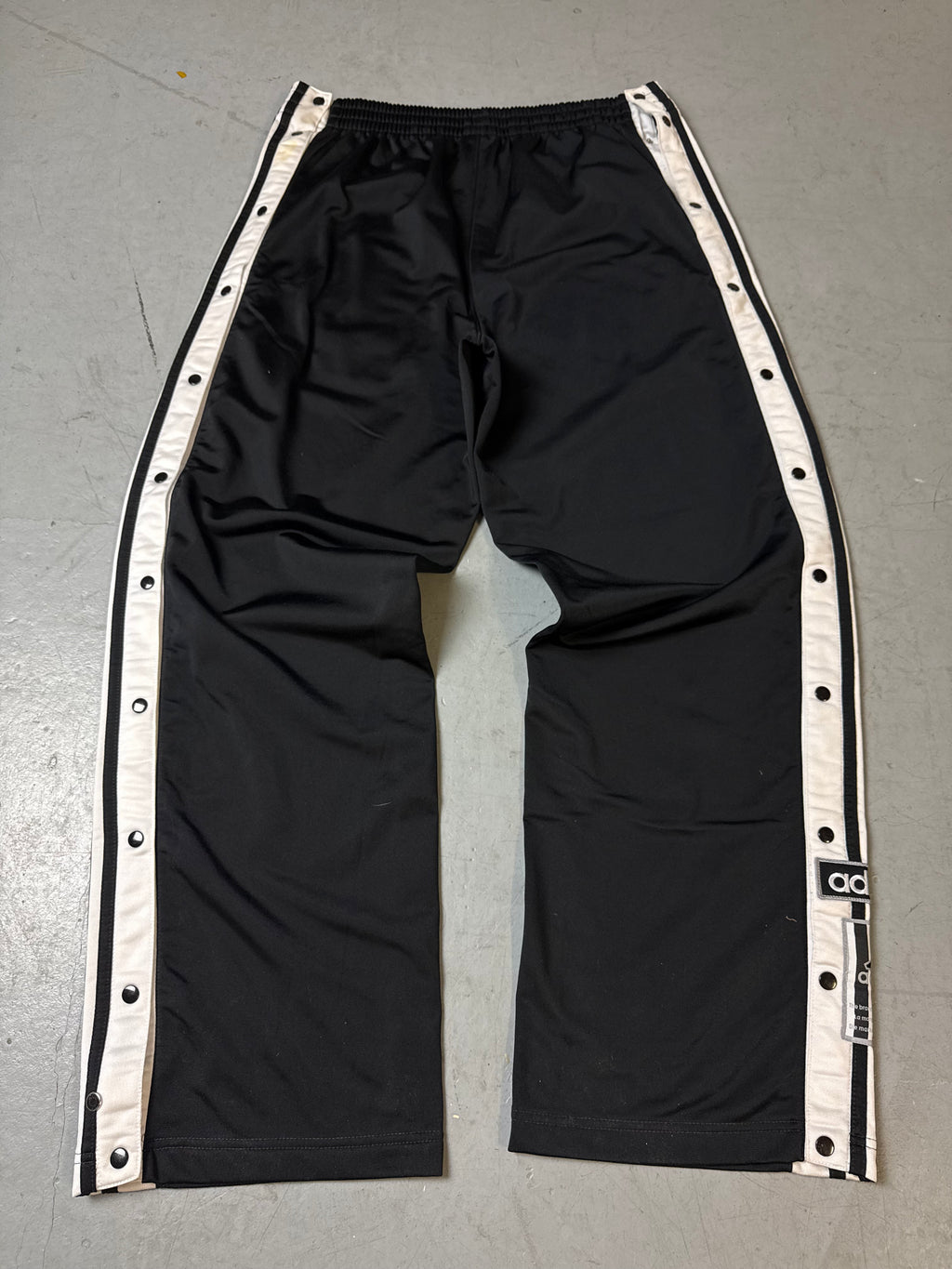Eine schwarz weiße Adidas Trackpants Jogginghose Sporthose y2k 