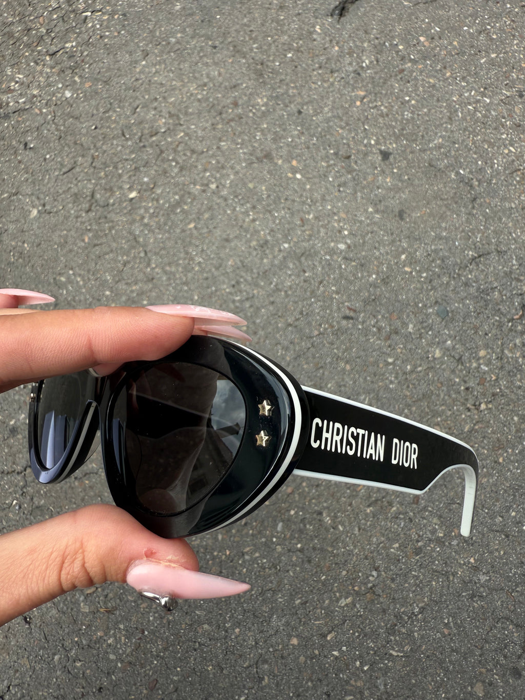 Eine schwarz weiße Sonnenbrille von Dior im CAT Eye Stil