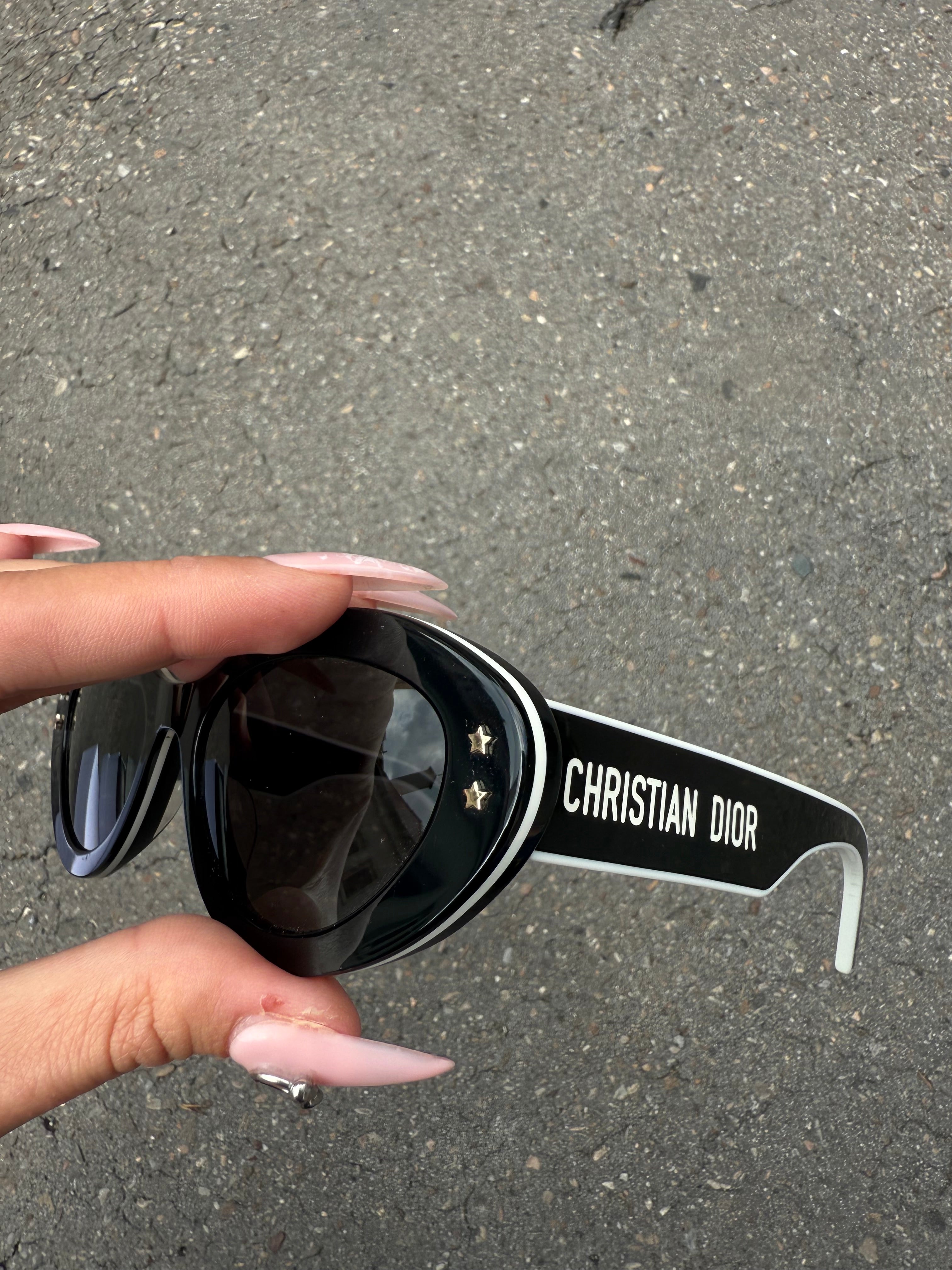 Eine schwarz weiße Sonnenbrille von Dior im CAT Eye Stil