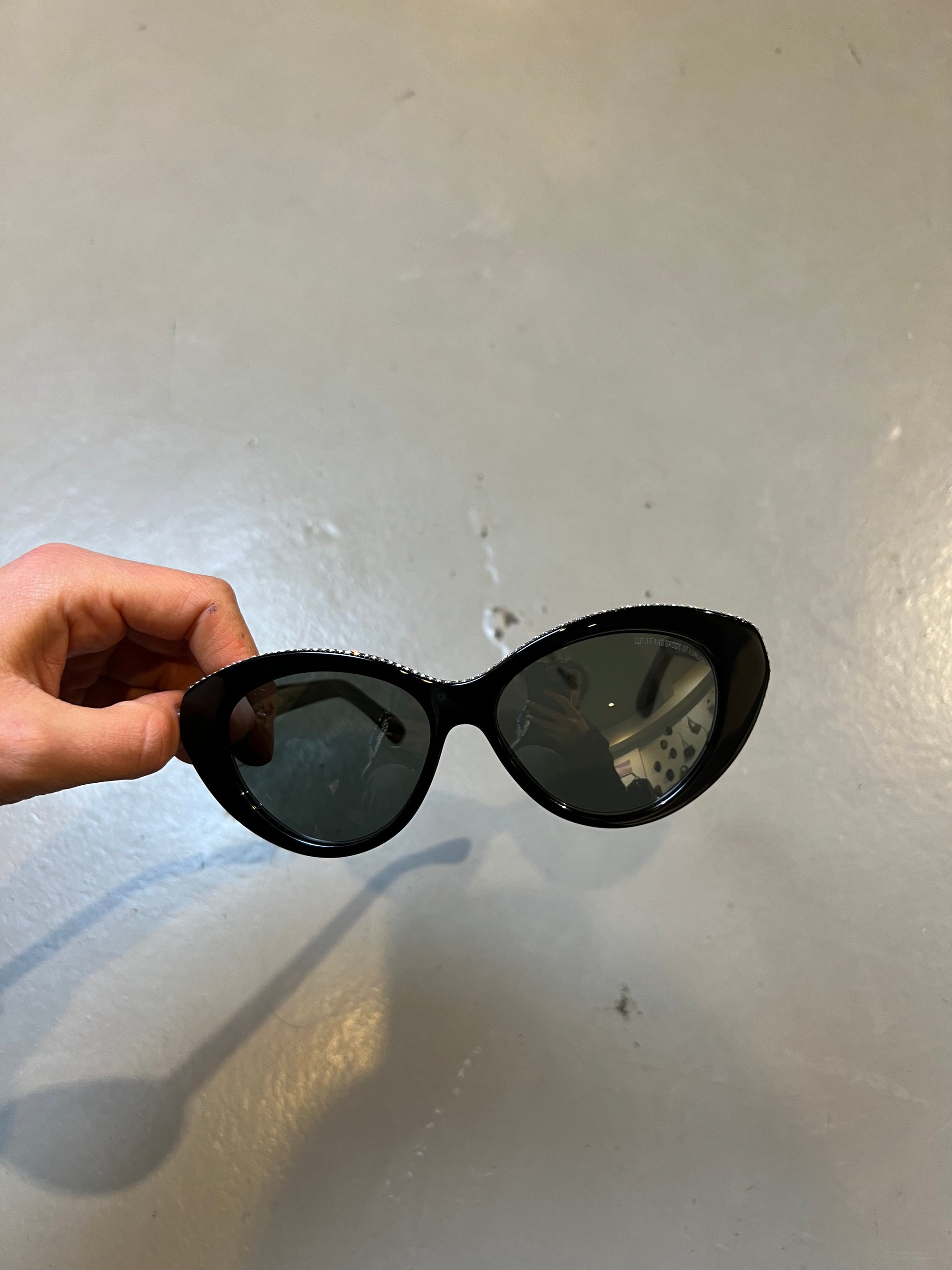 Produktbild der Cutler and Gross Sunglasses Black Glitter von vorne vor grauem Hintergrund.