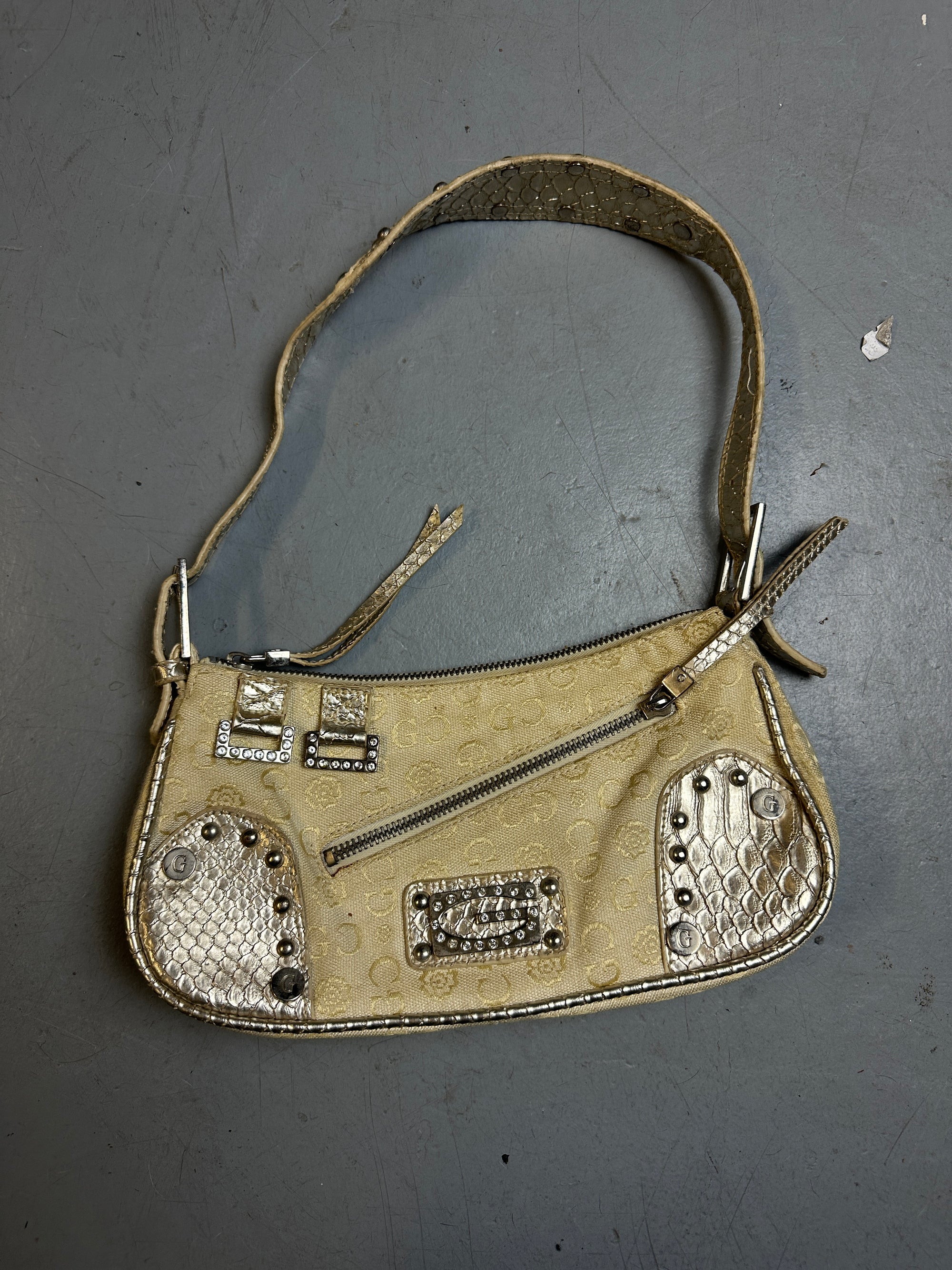 Produktbild von Vintage Gussaci Y2K Gold Mini Baguette Bag von vorne 