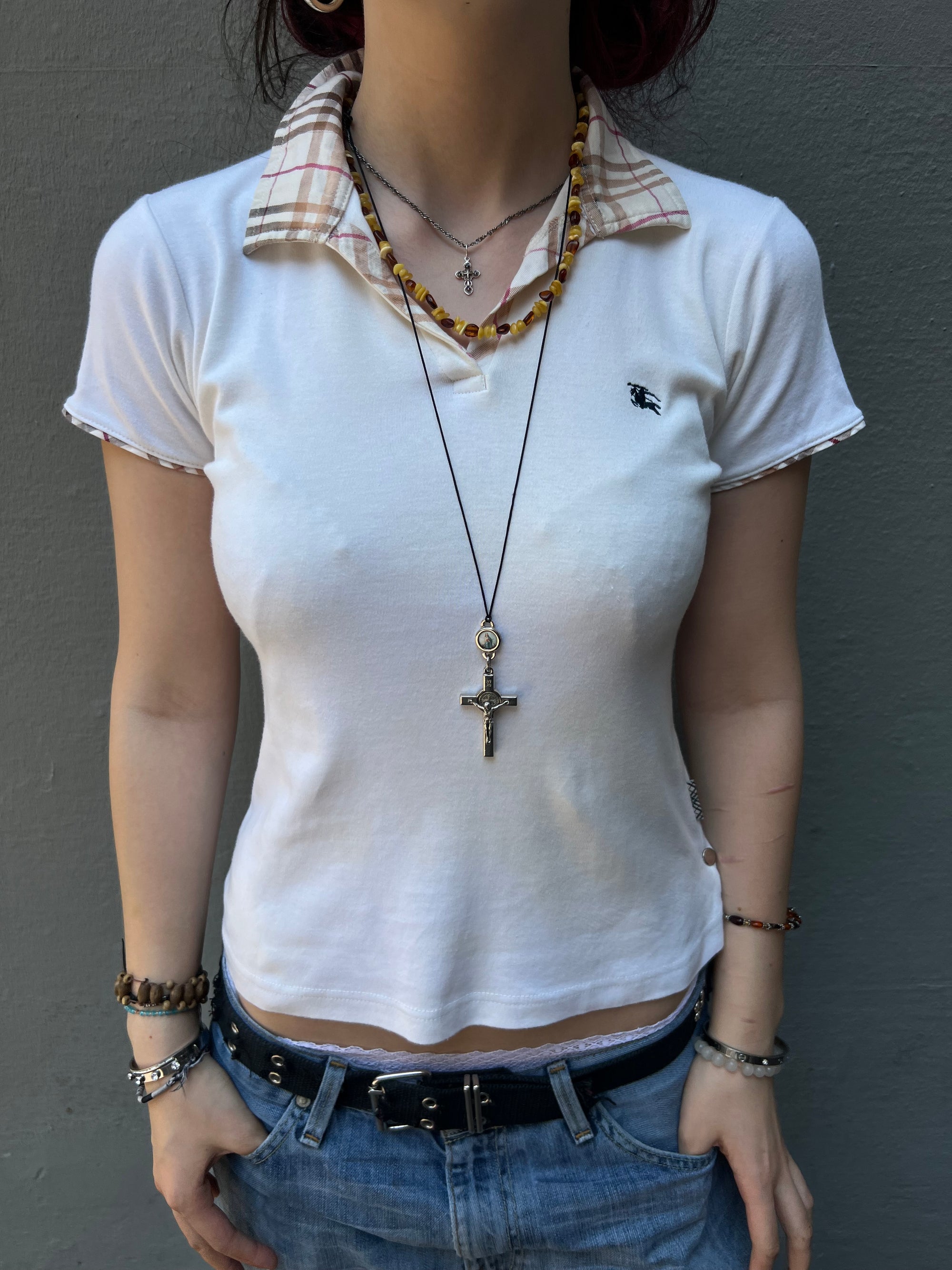 Ein beiges cropped Burberry Polo mit schwarzem Logo auf der Brust 