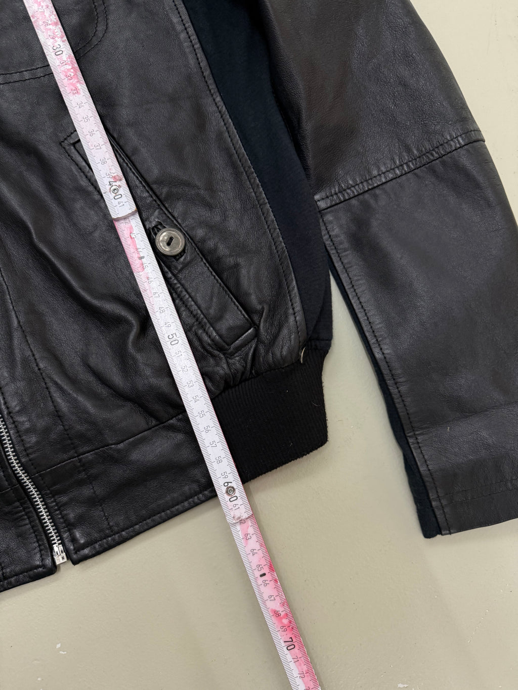 Vintage Black Hybrid Leather Jacket
für Frauen. Y2K Second Hand 2000s Fashion 