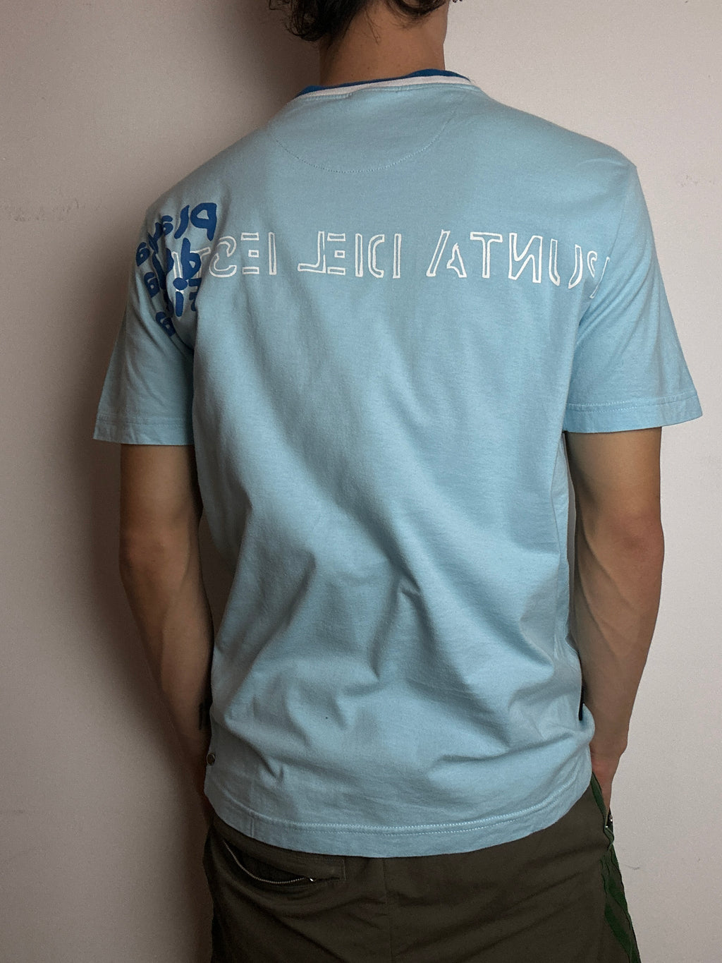Tragebild von einem Vintage Blue Asics Graphic Tee von hinten