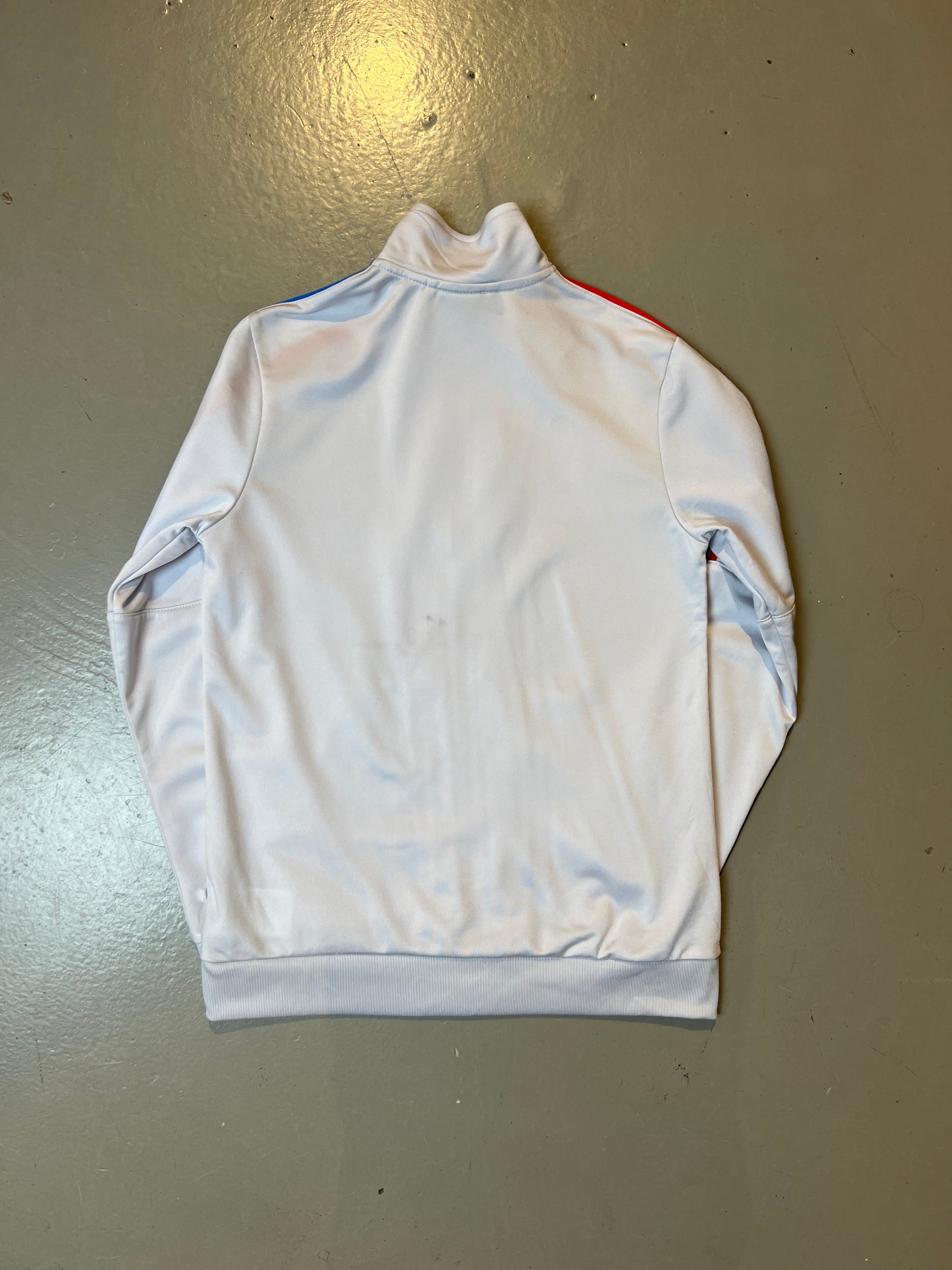 Produktbild von weißer Adidas Jacke Rückseite.