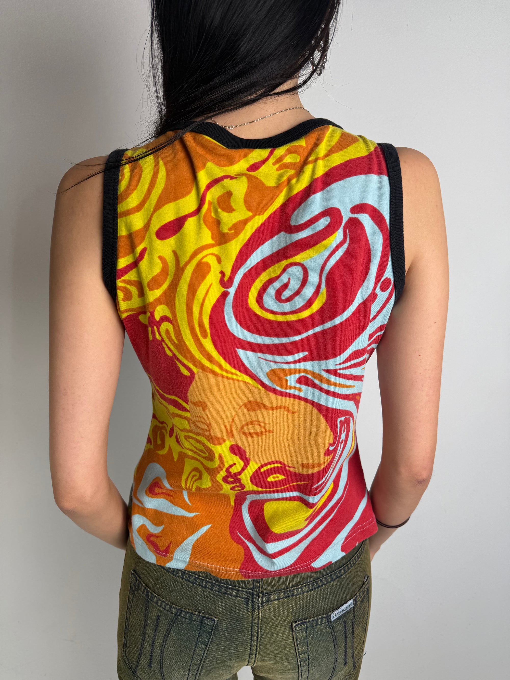 Tragebild von Vintage Madonna Colorful Tank Top von hinten