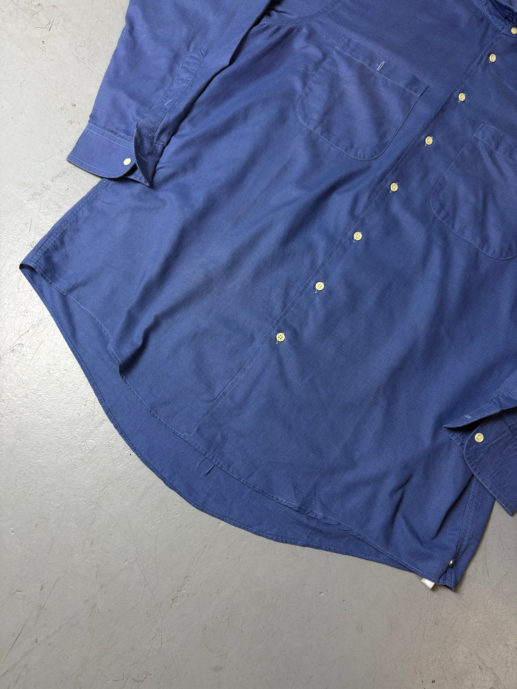 Detailliertes Produktbild von Blauem Burberry Hemd auf graue Grund 