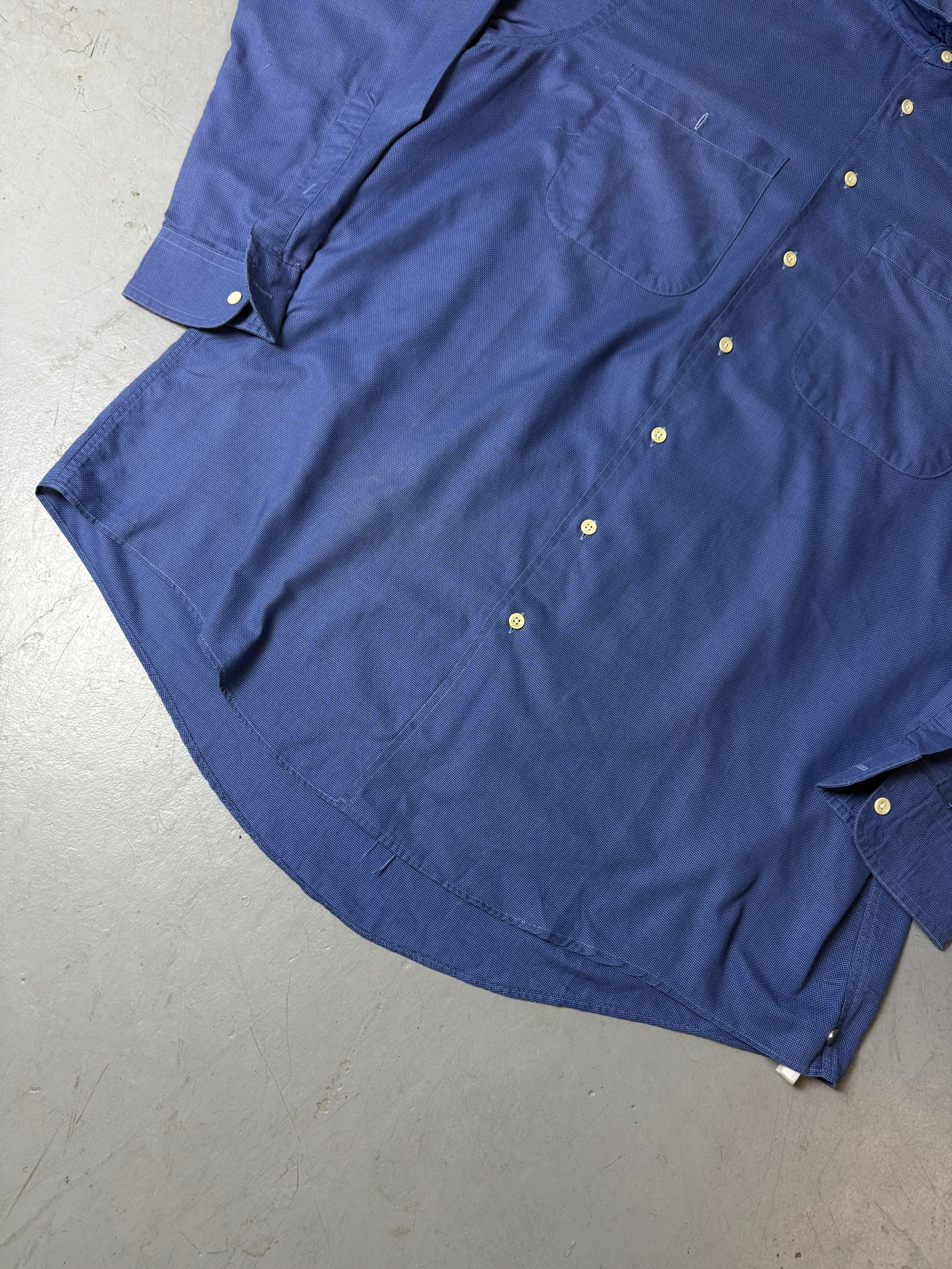 Detailliertes Produktbild von Blauem Burberry Hemd auf graue Grund 