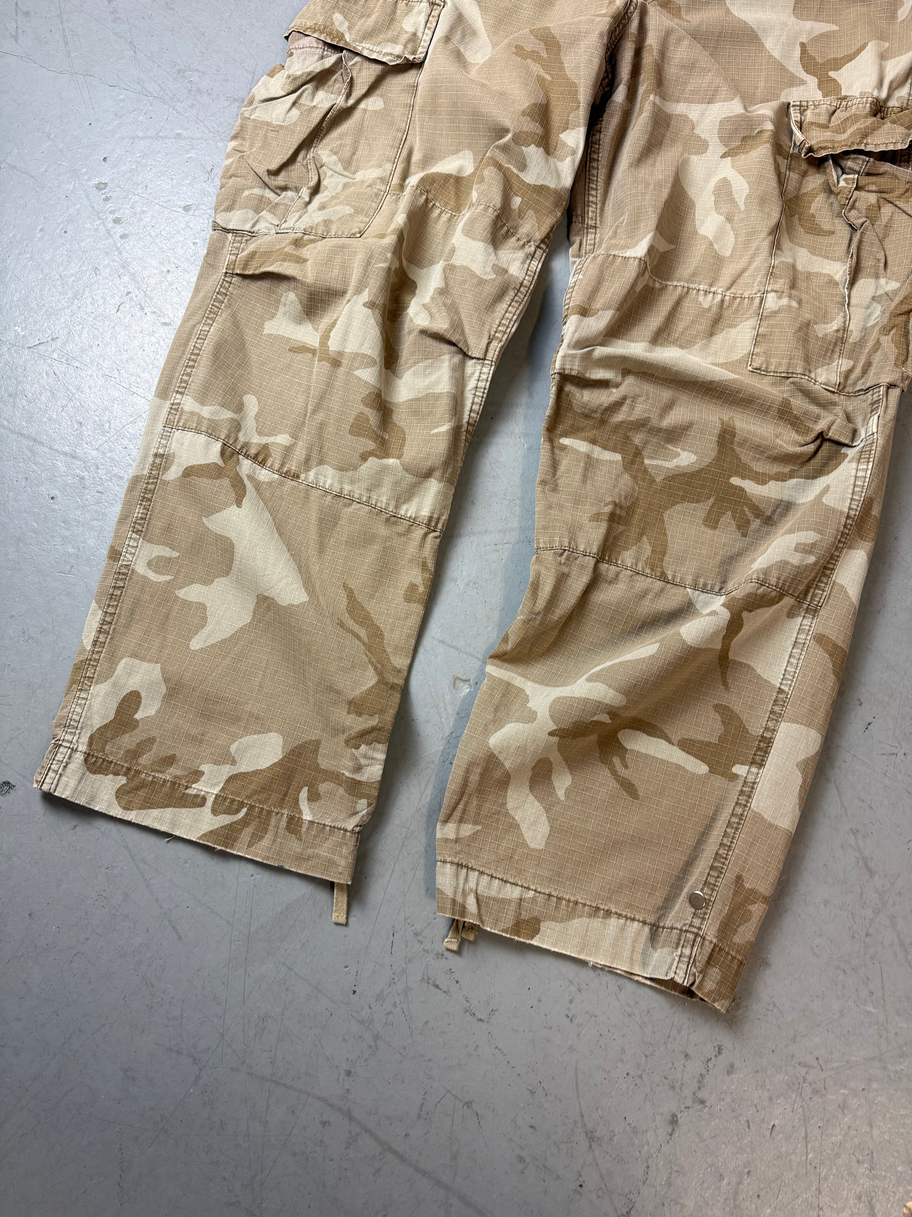 Detailbild von Vintage Carhartt Camouflage Baggy Pants L von vorne