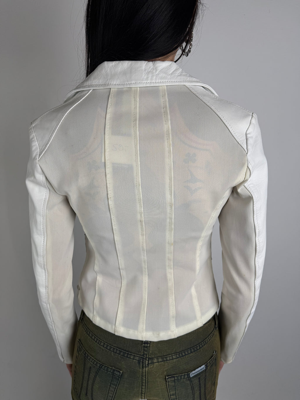 Tragebild Vintage White Half Zip Italian Leather Jacket von hinten