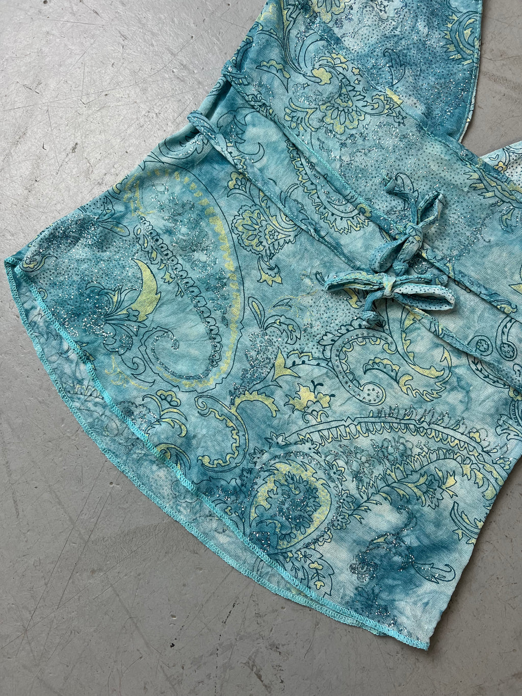 Vintage Blue Paisley Neckholder Top für Damen. Y2K Second Hand 2000s Fashion