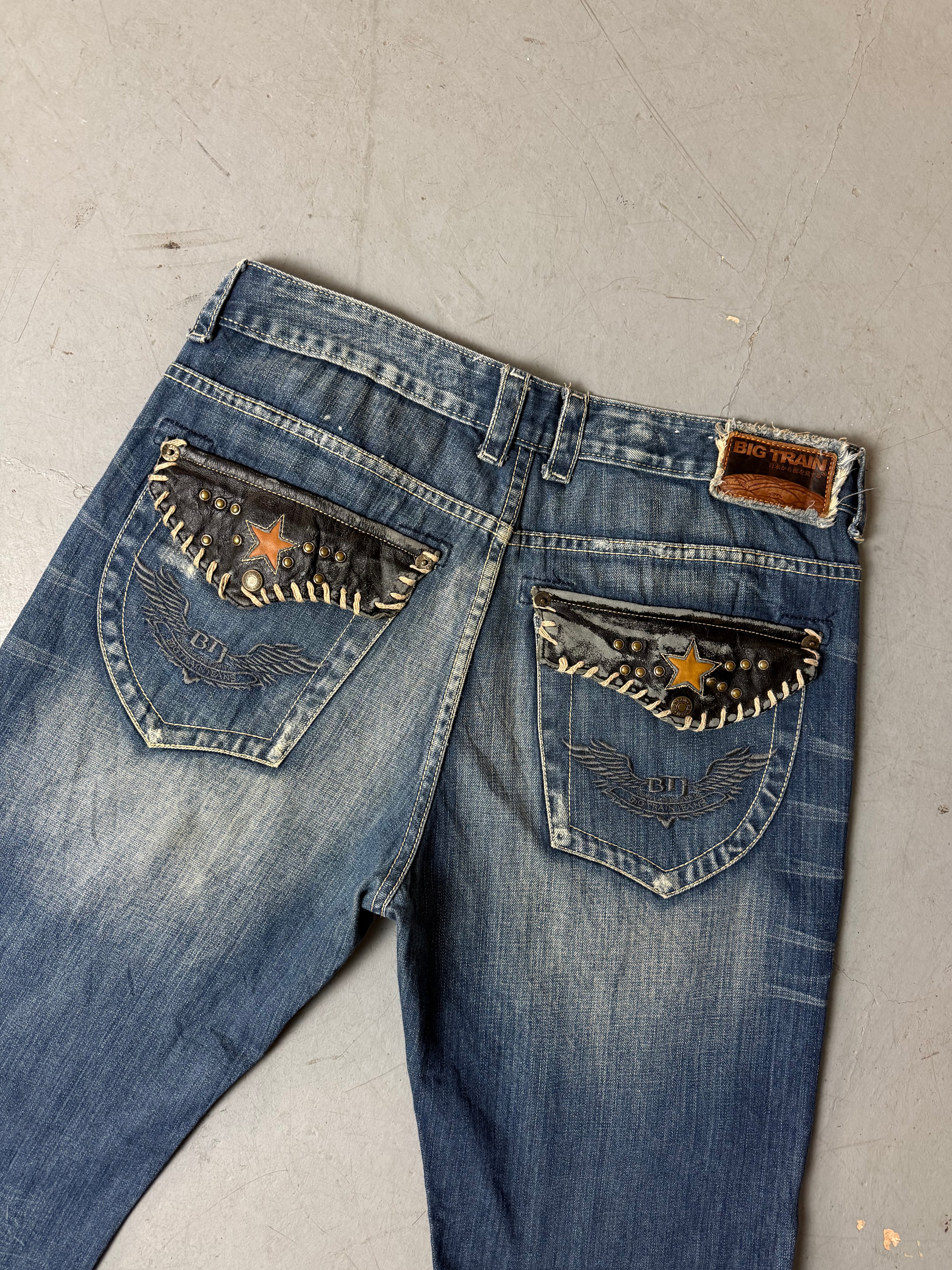 Detailbild von einer Vintage Big Train Baggy Jeans with Studded Back Pockets von Hosentaschen hinten