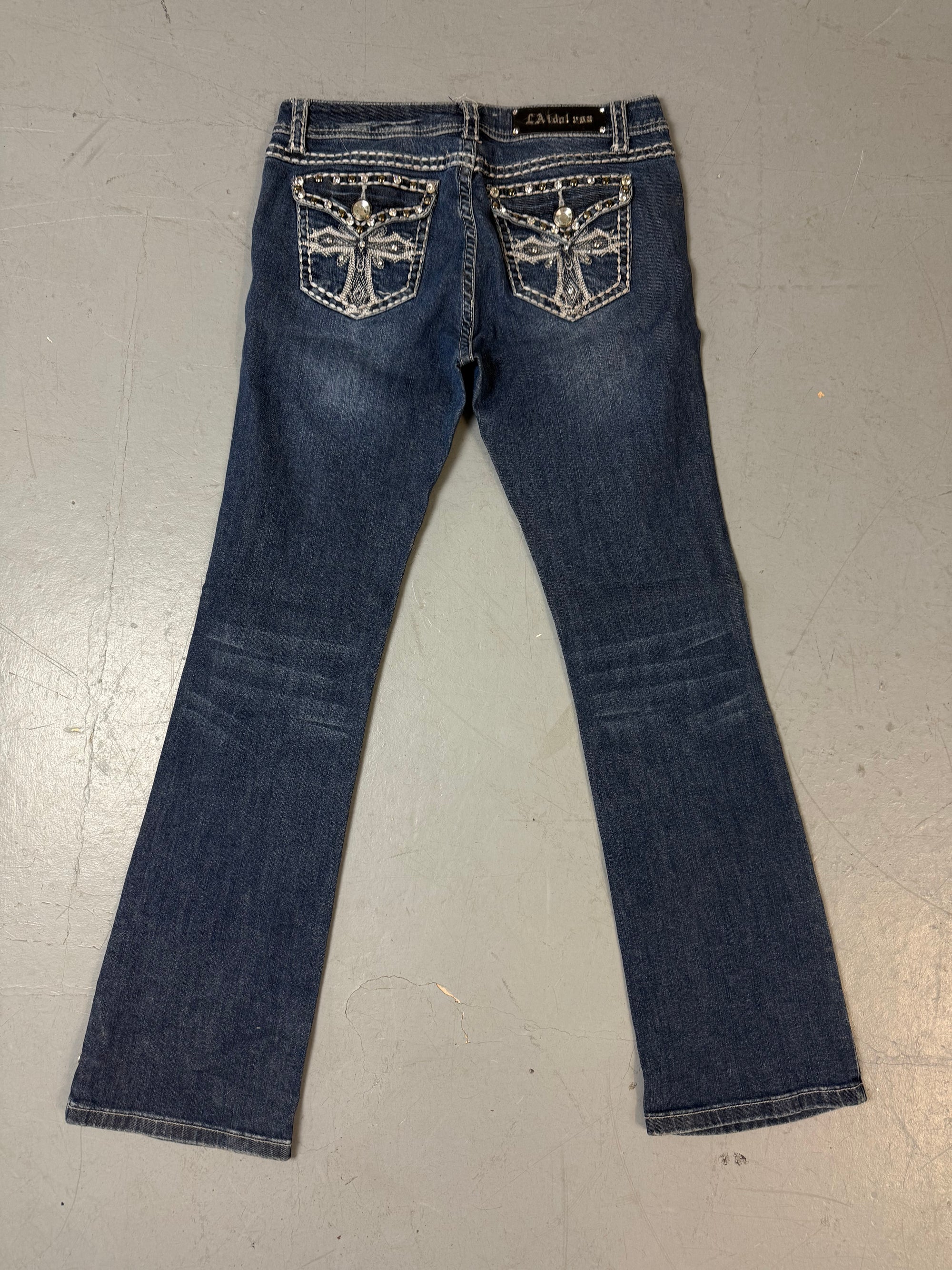Eine Low Waist dunkelblaue y2k Jeans mit Cross rhinestone Patch auf den Backpockets 