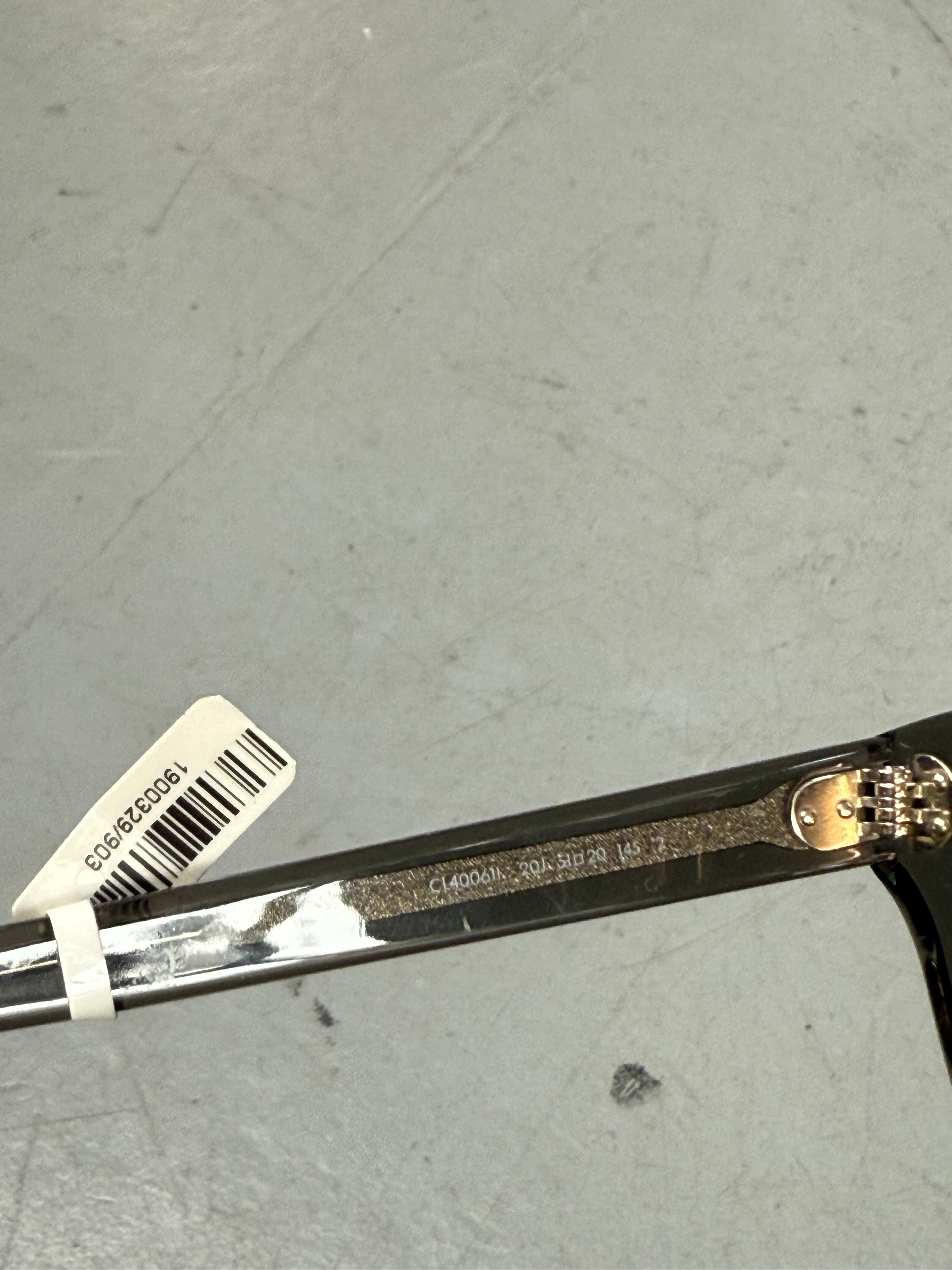 Dunkelgraue Sonnenbrille von Celine im cat eye look mit Glitzer details an den Bügeln 