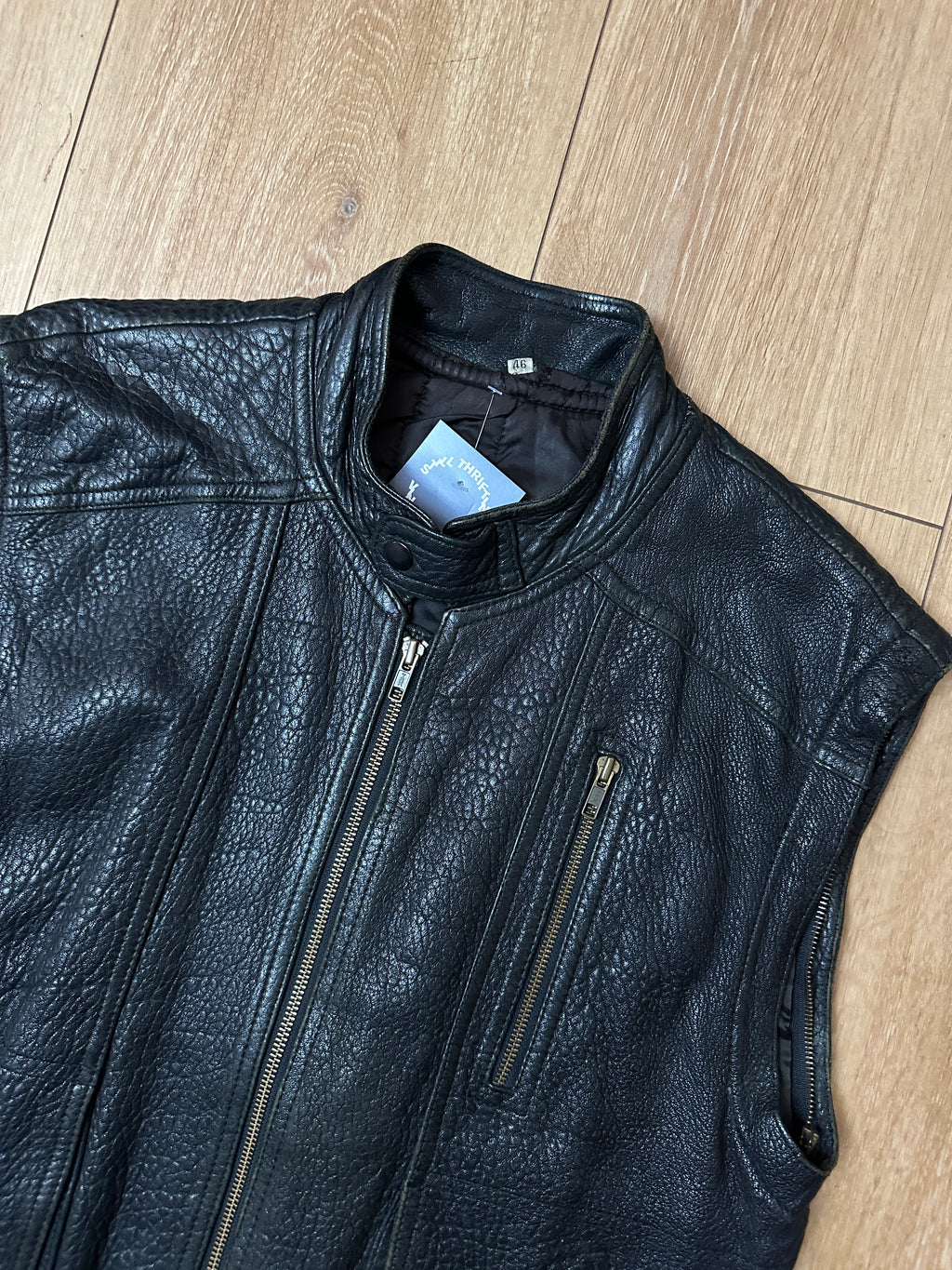 Detailbild von einer Vintage Leather Biker Vest von Kragen