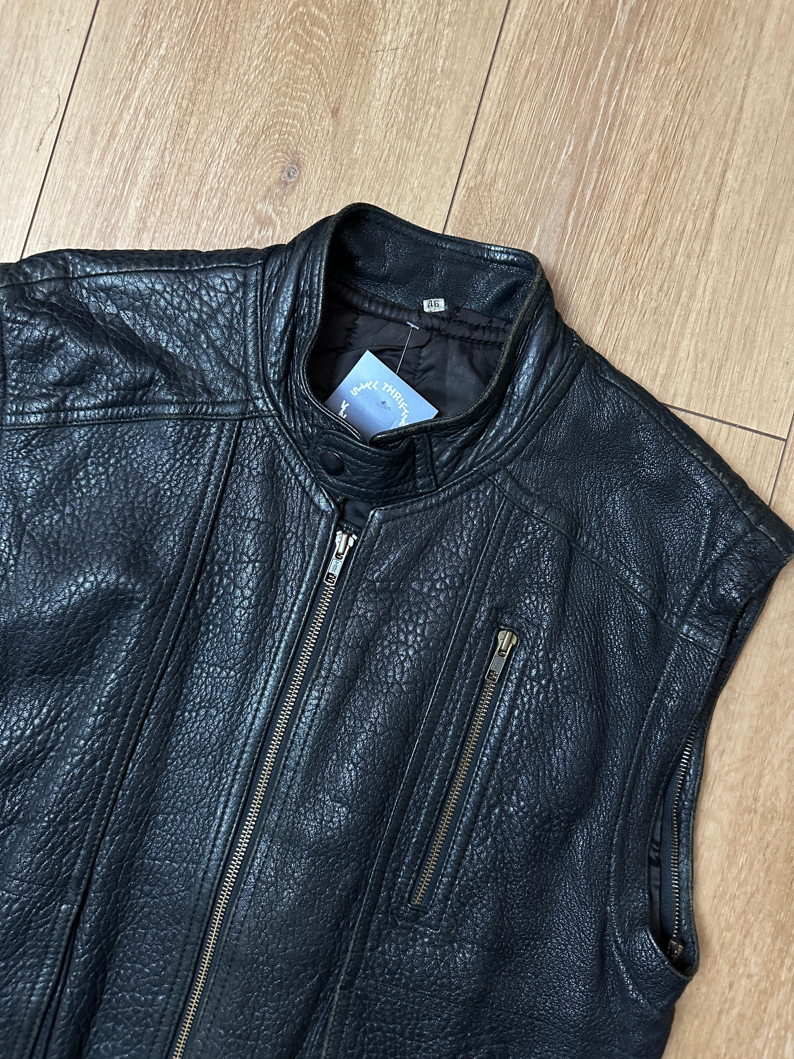 Detailbild von einer Vintage Leather Biker Vest von Kragen