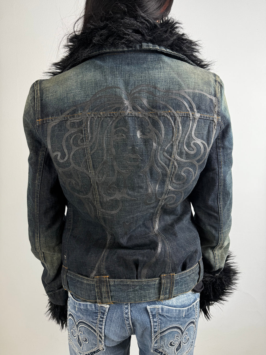 Tragebild von einer Vintage Miss Sixty Luxury Denim Jacke mit Fell von hinten. Ausdruck eines Damenkopfes auf dem Rücken.